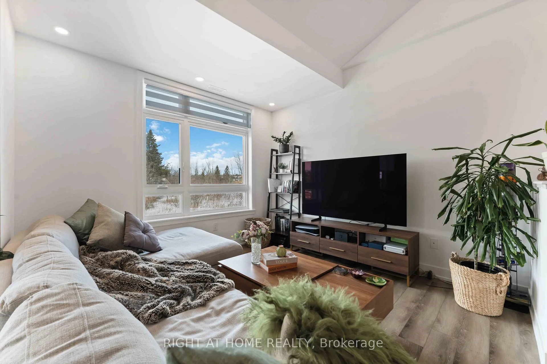 Photo 4 of Unit B, 380 Rolling Meadow Crescent, Ottawa, Mer Bleue/Bradley Estates/Anderson Park — HOMEH