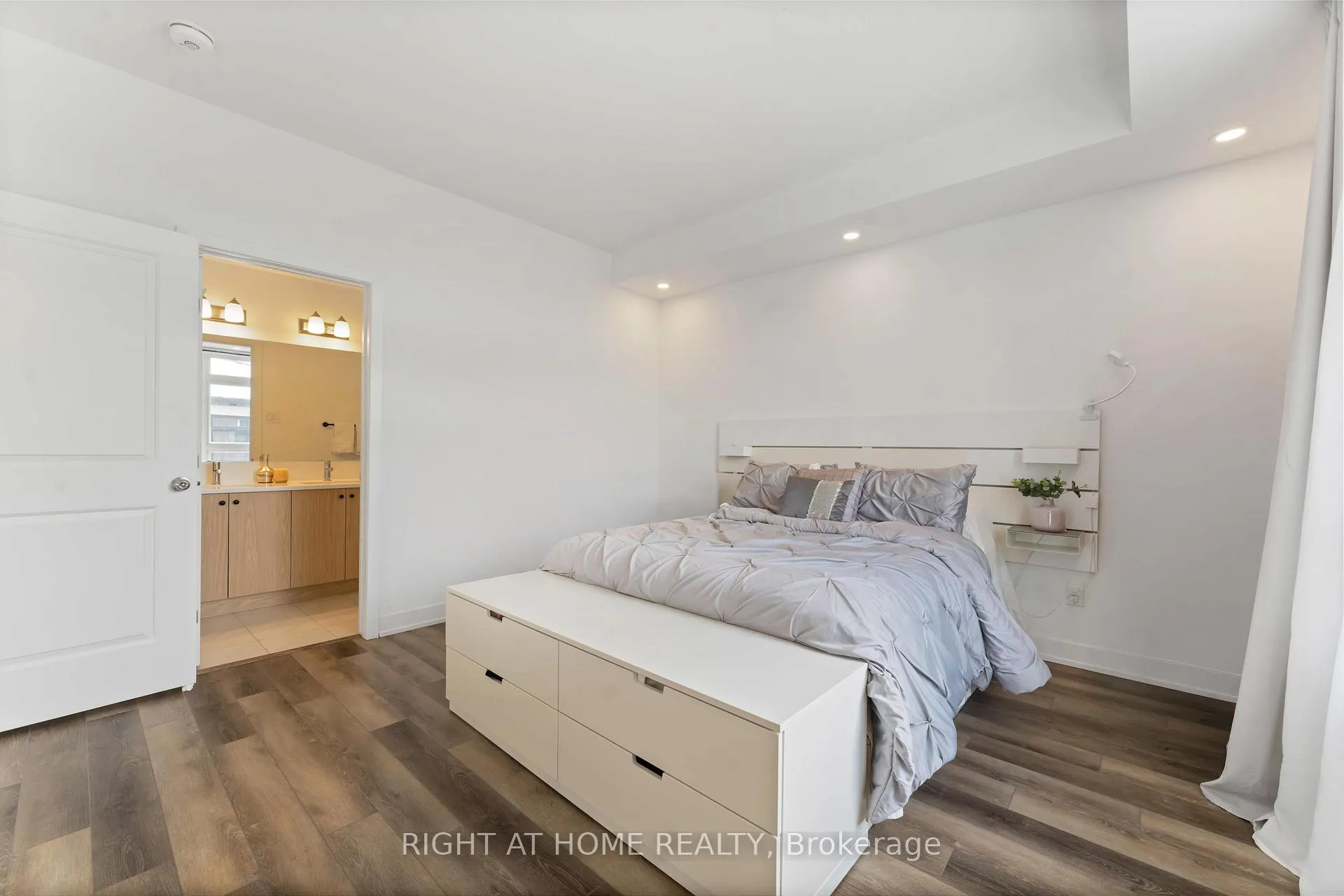 Photo 9 of Unit B, 380 Rolling Meadow Crescent, Ottawa, Mer Bleue/Bradley Estates/Anderson Park — HOMEH