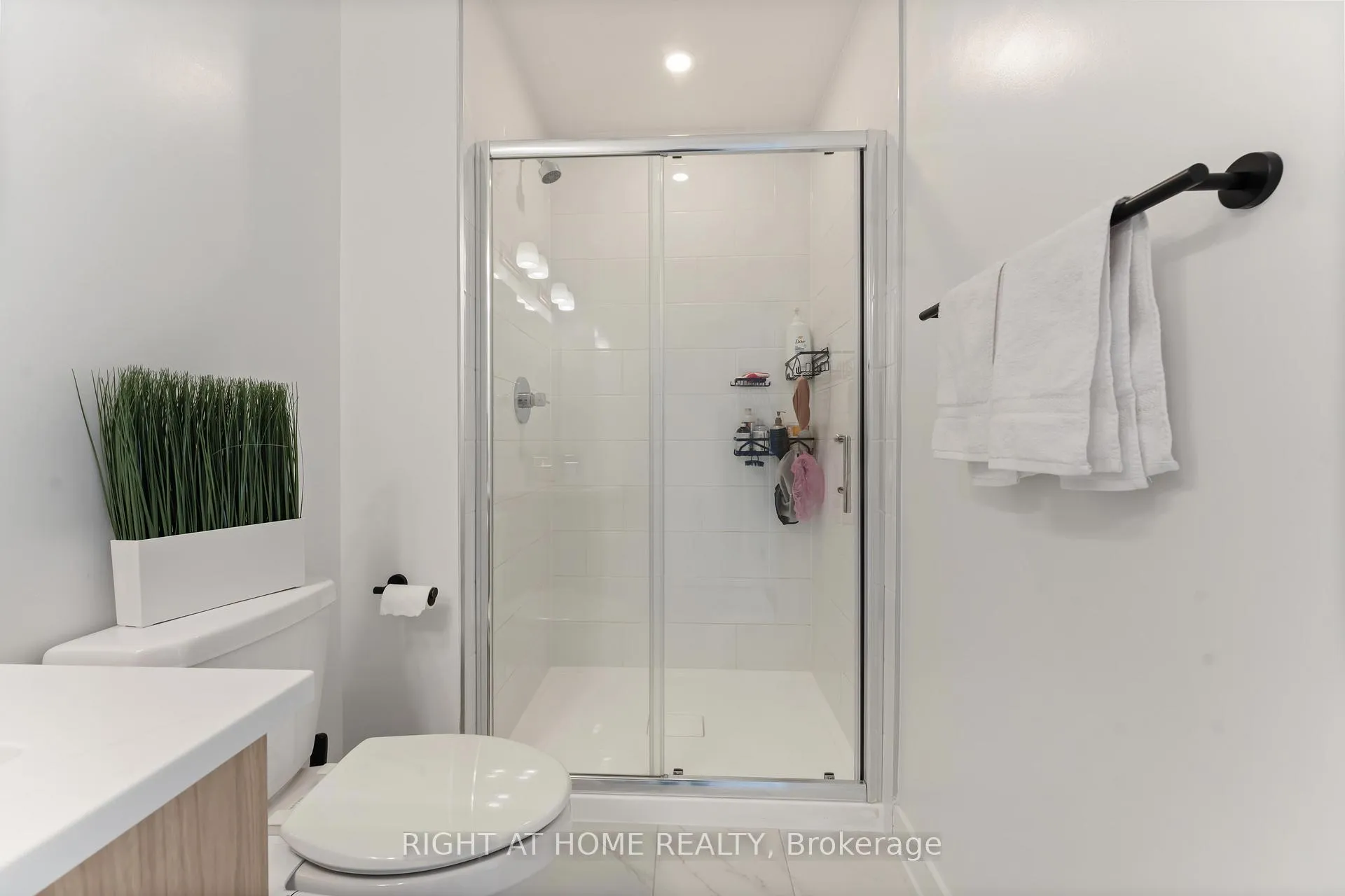 Photo 11 of Unit B, 380 Rolling Meadow Crescent, Ottawa, Mer Bleue/Bradley Estates/Anderson Park — HOMEH