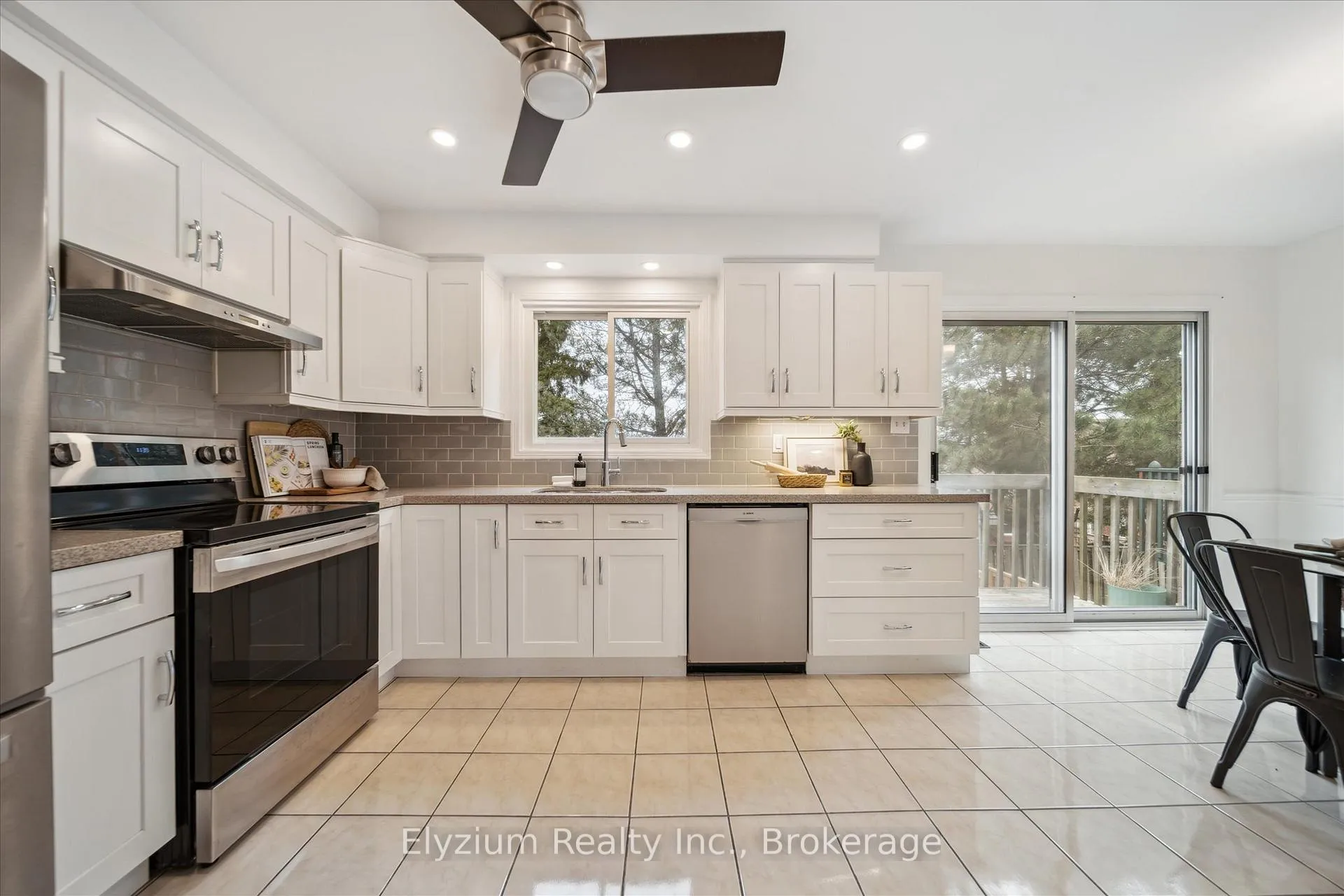 Photo 4 of 2130 Blue Ridge Crescent, Pickering, Brock Ridge — HOMEH