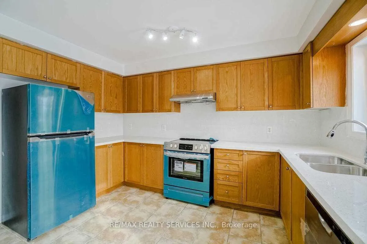 Photo 12 of 43 Denison Avenue, Brampton, Downtown Brampton — HOMEH