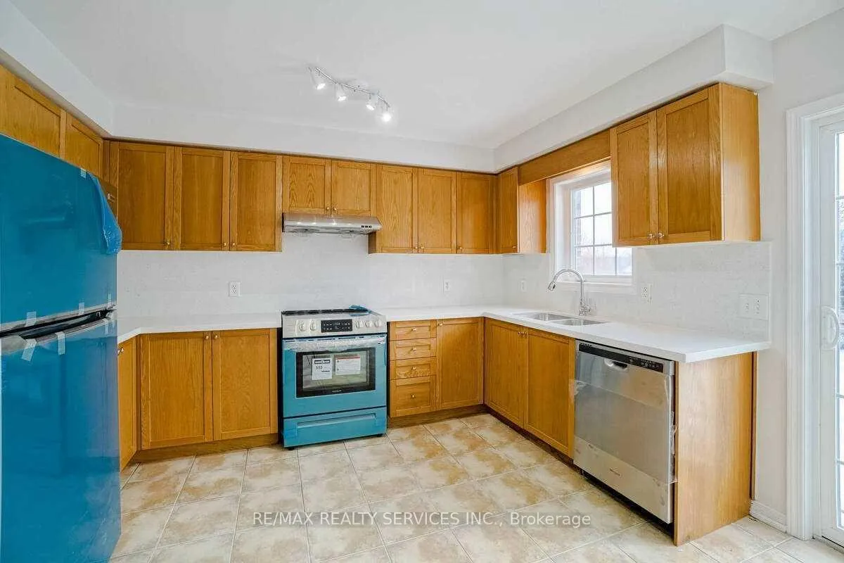 Photo 13 of 43 Denison Avenue, Brampton, Downtown Brampton — HOMEH