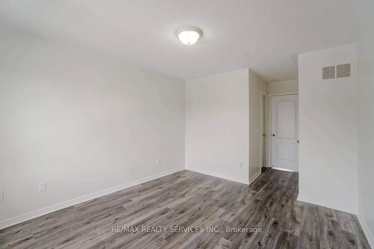 Photo 23 of 43 Denison Avenue, Brampton, Downtown Brampton — HOMEH