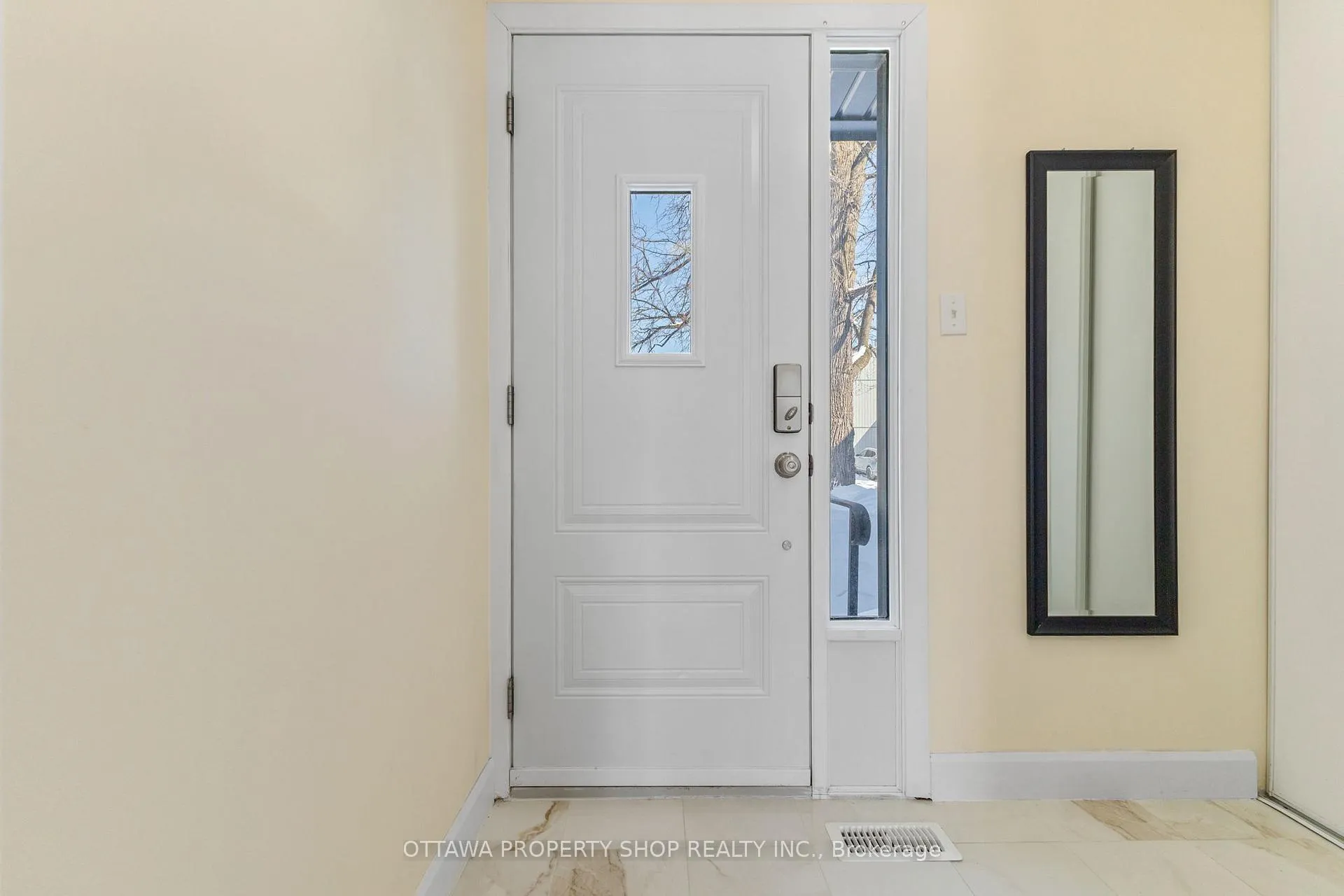 Photo 3 of Unit D, 20 Benlea Drive, Ottawa, Tanglewood — HOMEH