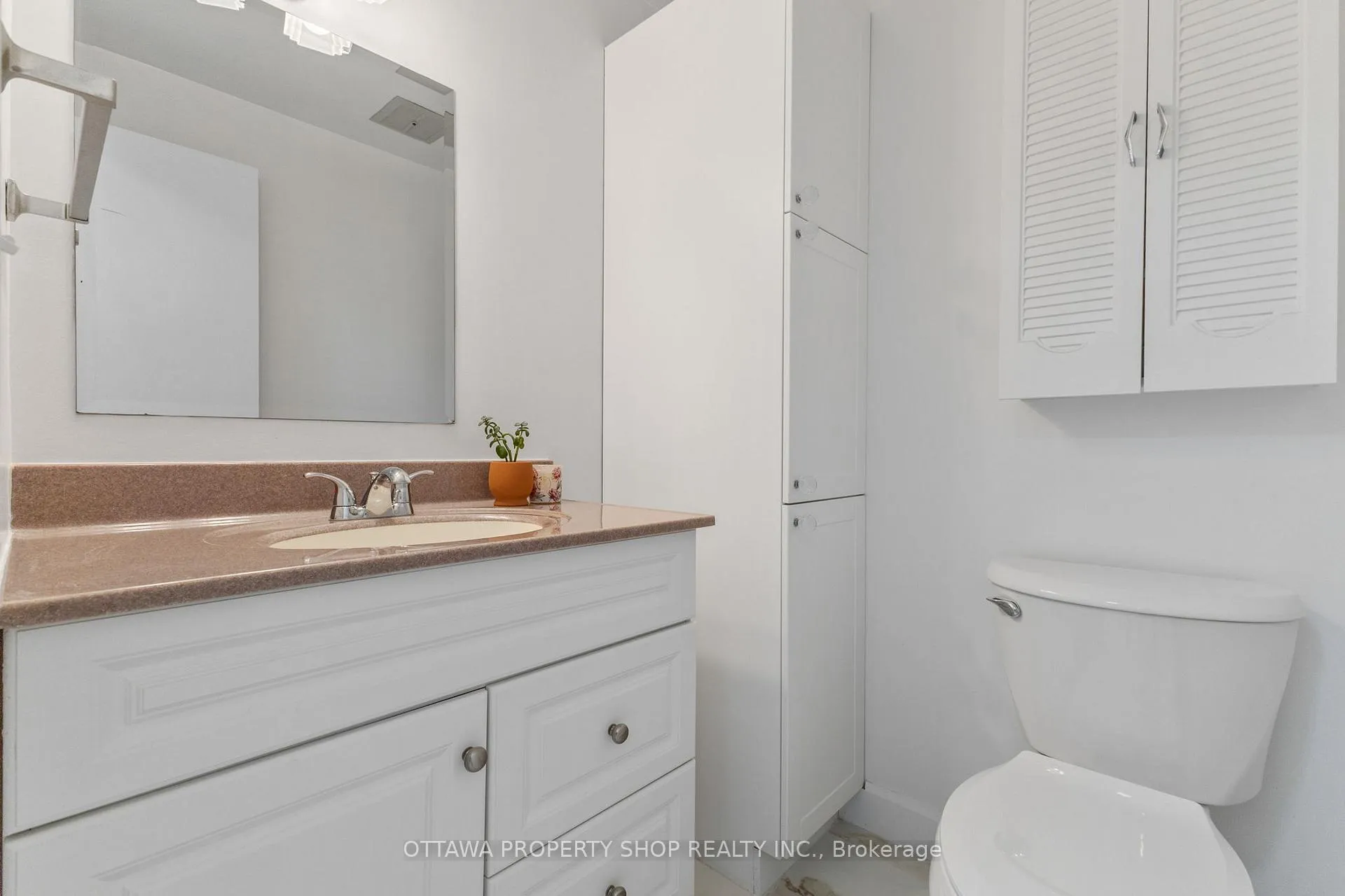 Photo 4 of Unit D, 20 Benlea Drive, Ottawa, Tanglewood — HOMEH