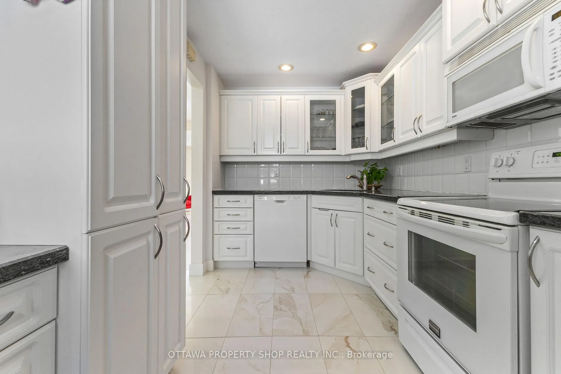 Photo 7 of Unit D, 20 Benlea Drive, Ottawa, Tanglewood — HOMEH