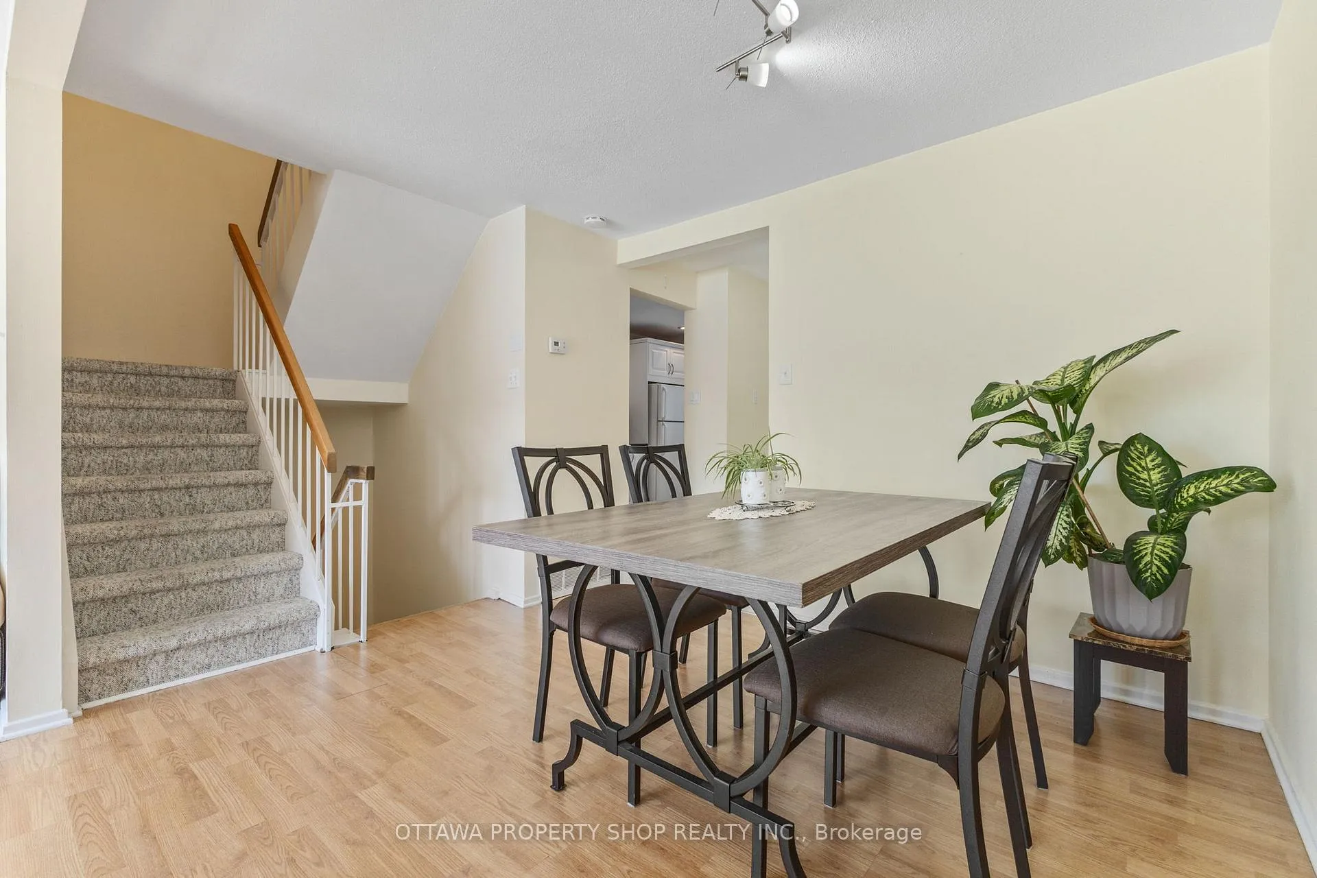 Photo 8 of Unit D, 20 Benlea Drive, Ottawa, Tanglewood — HOMEH