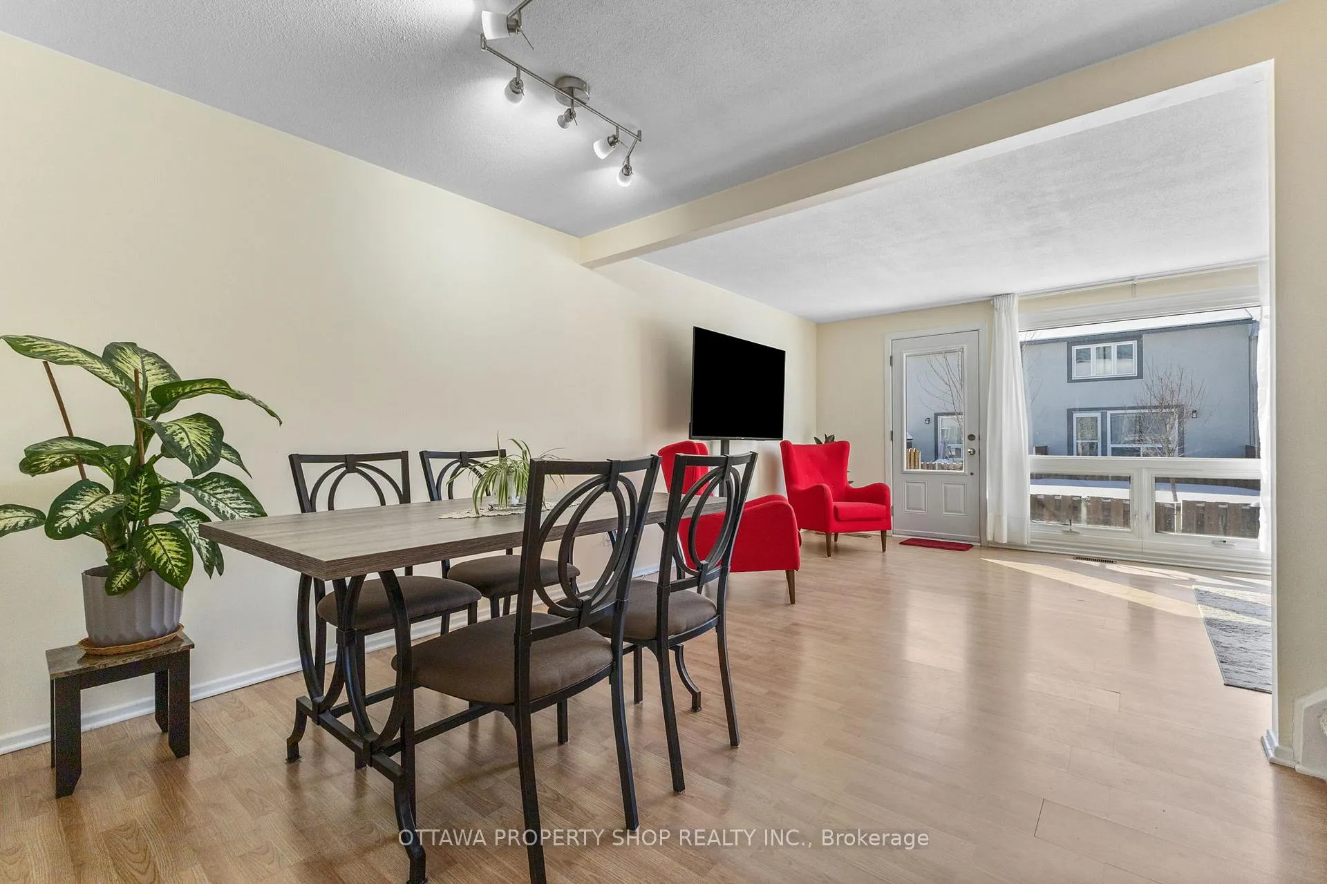 Photo 9 of Unit D, 20 Benlea Drive, Ottawa, Tanglewood — HOMEH