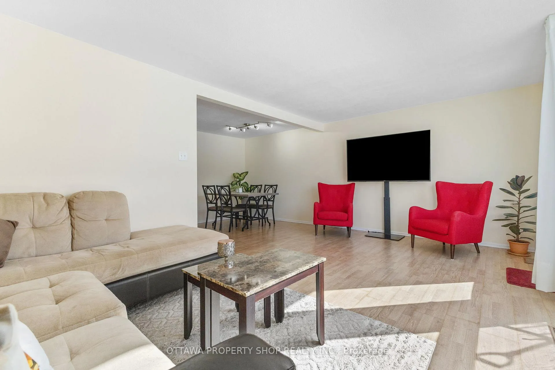 Photo 11 of Unit D, 20 Benlea Drive, Ottawa, Tanglewood — HOMEH