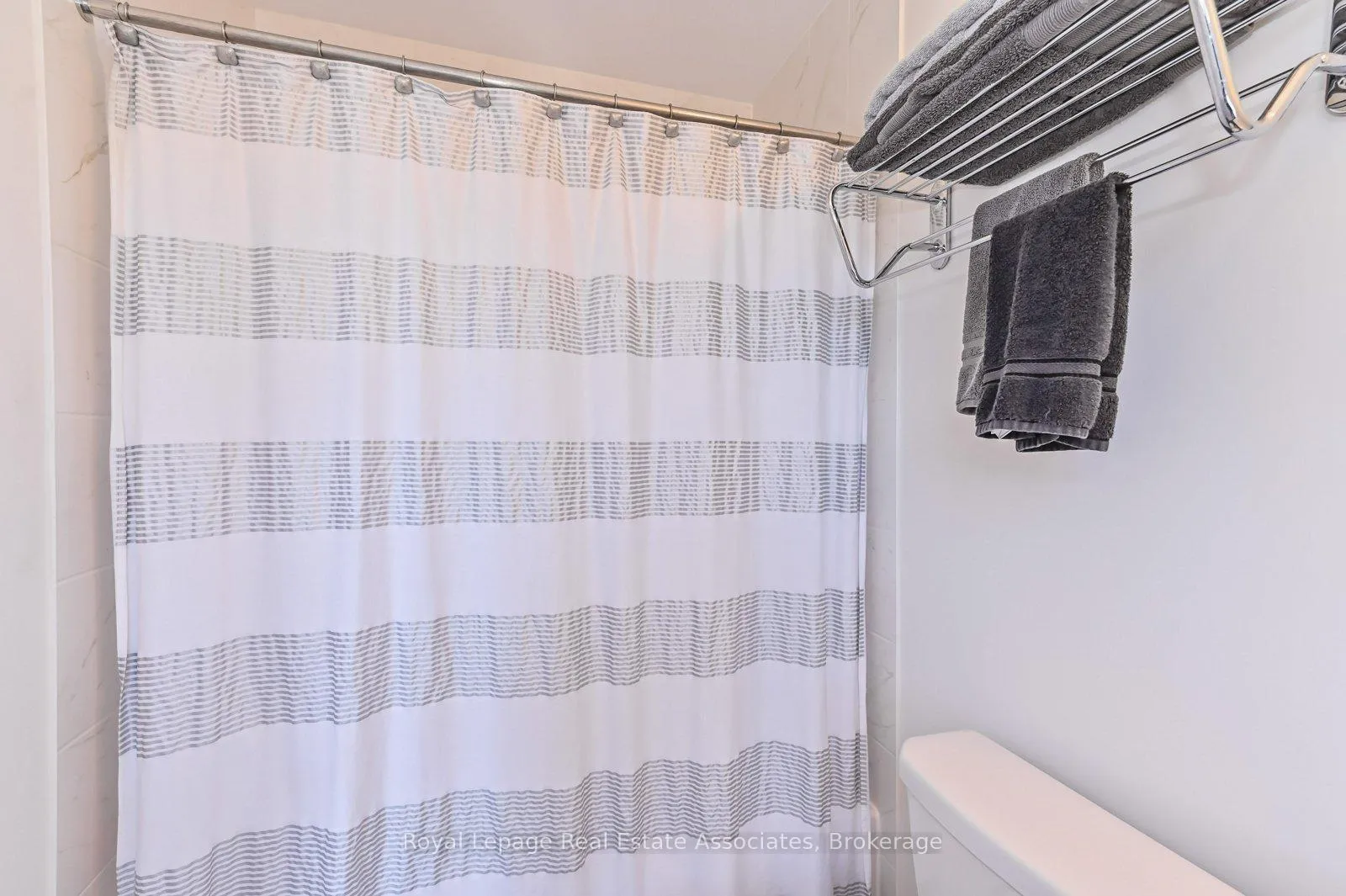 Photo 8 of Unit 26, 88 Decorso Drive, Guelph, Kortright East — HOMEH
