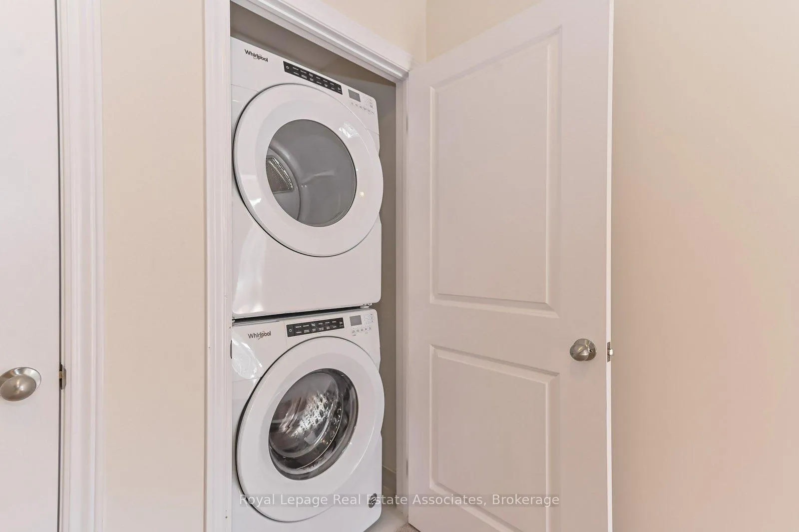 Photo 11 of Unit 26, 88 Decorso Drive, Guelph, Kortright East — HOMEH