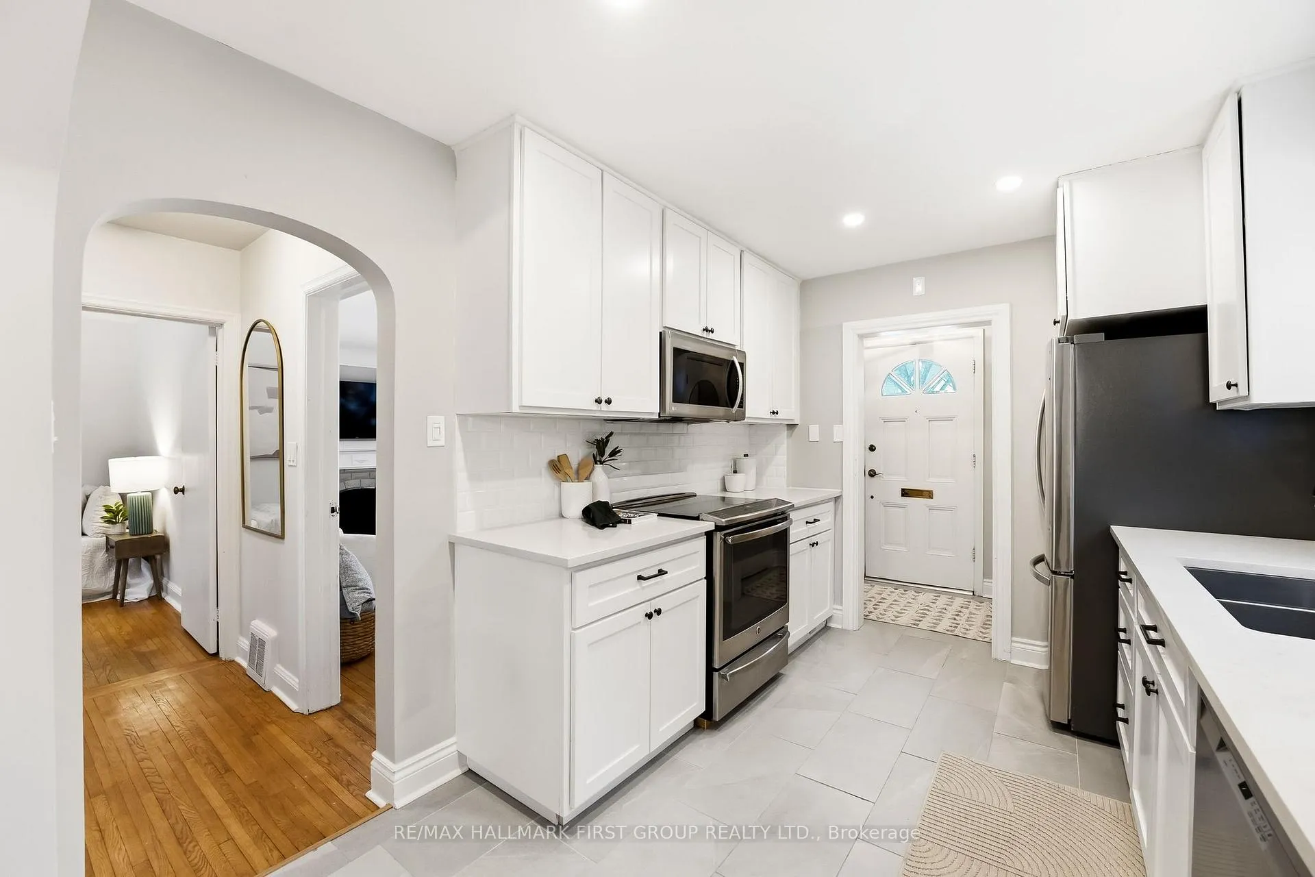 Photo 13 of 98 Sutherland Avenue, Oshawa, O'Neill — HOMEH