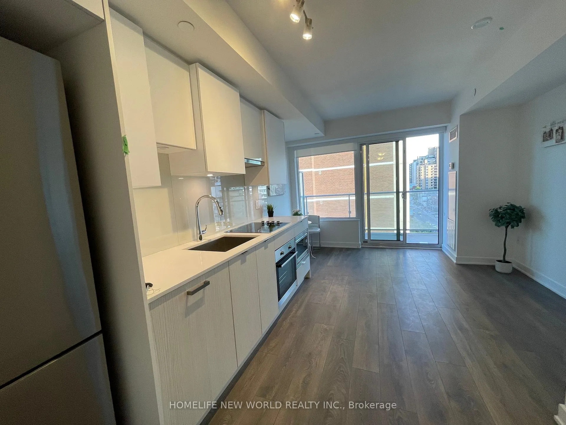 Photo 4 of Unit 709, 195 Redpath Avenue, Toronto, Mount Pleasant West — HOMEH