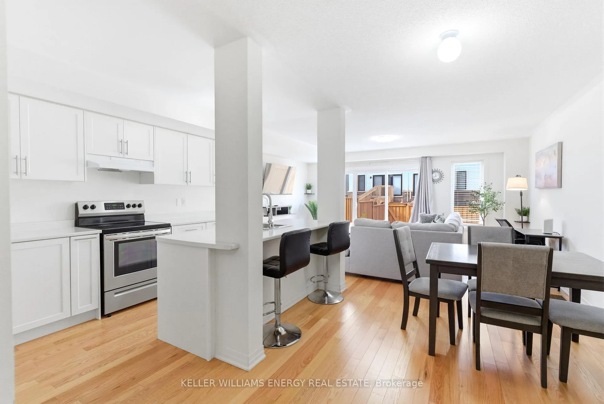Photo 2 of 133 Sailors Landing, Clarington, Bowmanville — HOMEH