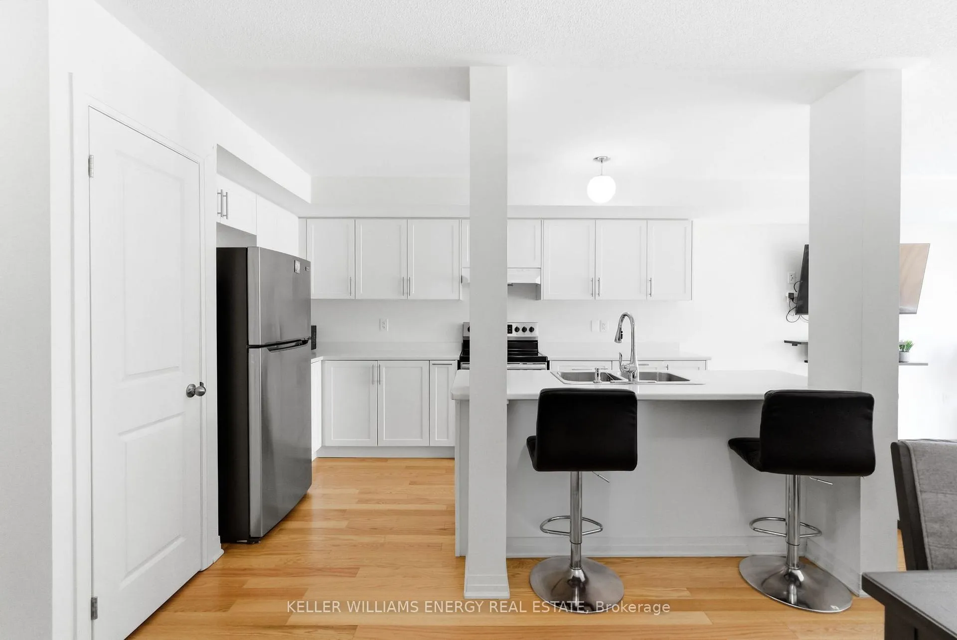 Photo 3 of 133 Sailors Landing, Clarington, Bowmanville — HOMEH