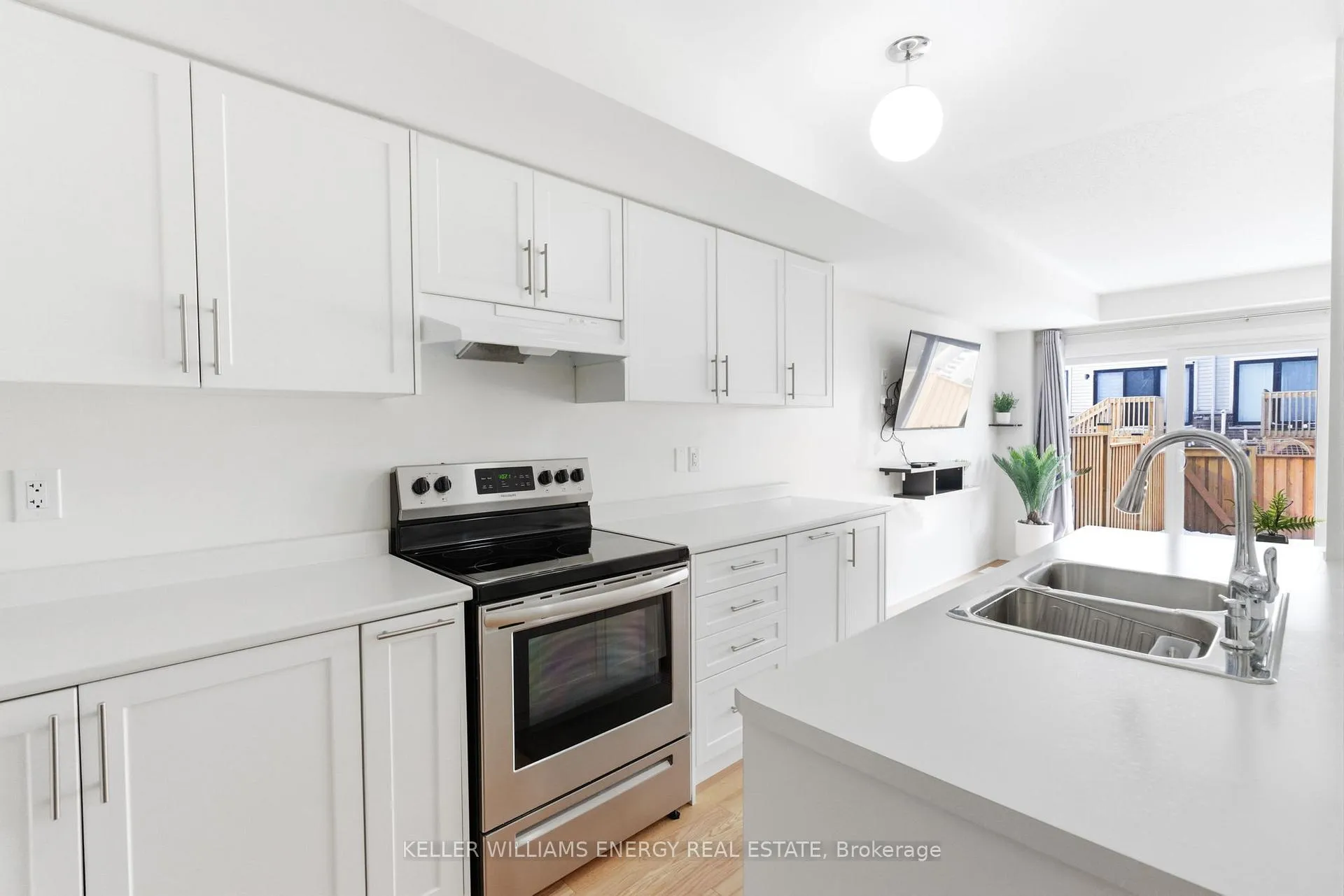 Photo 4 of 133 Sailors Landing, Clarington, Bowmanville — HOMEH