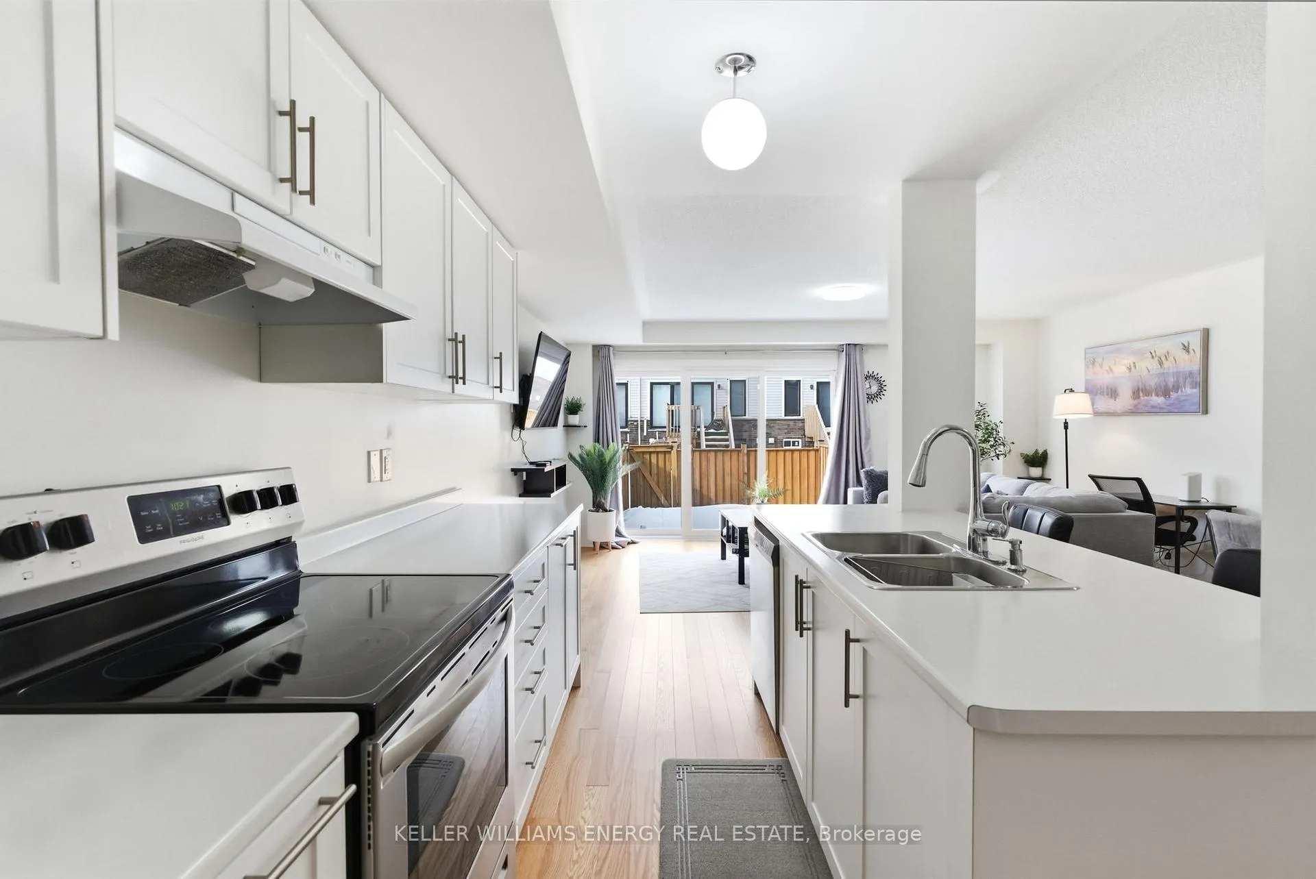 Photo 5 of 133 Sailors Landing, Clarington, Bowmanville — HOMEH