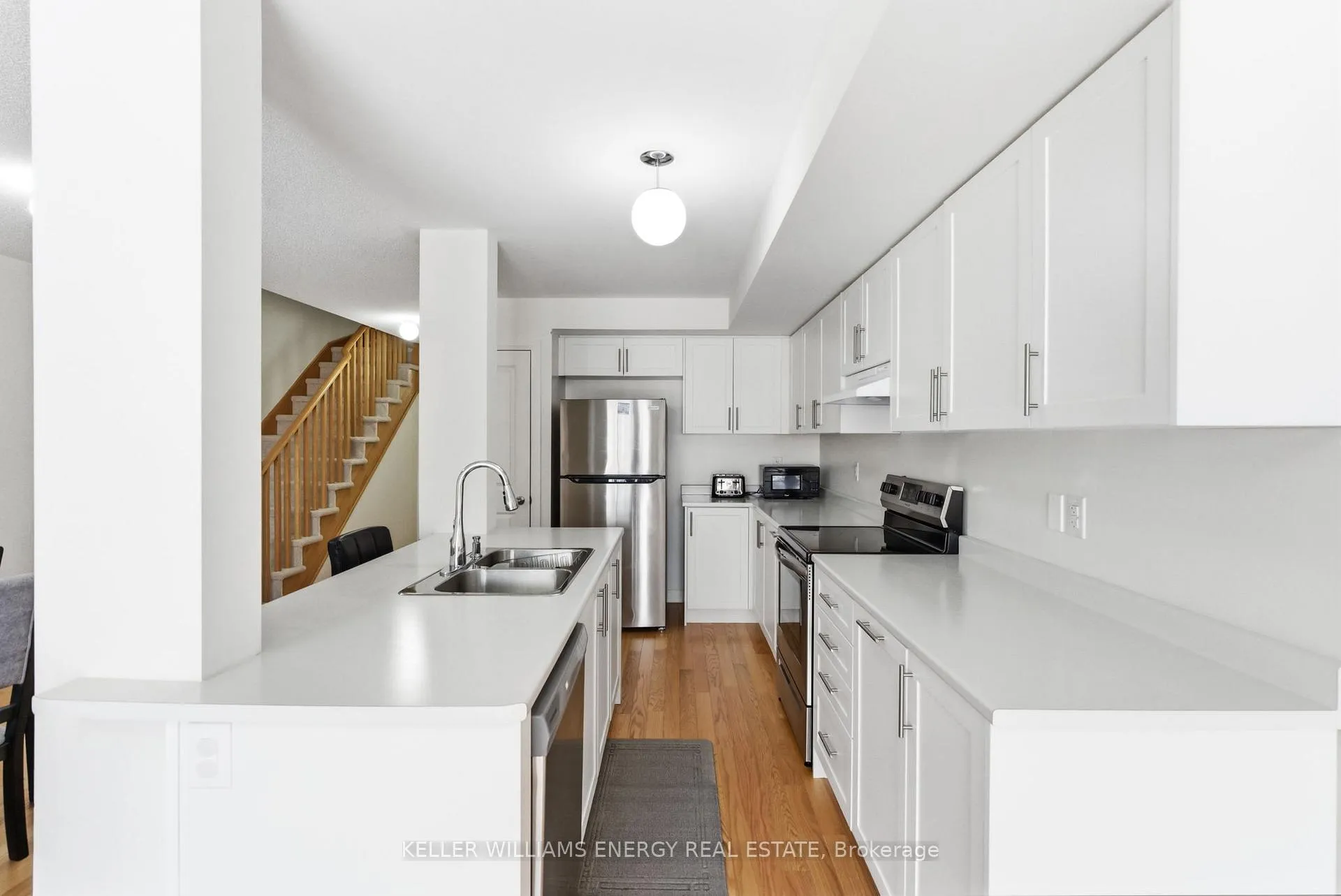 Photo 6 of 133 Sailors Landing, Clarington, Bowmanville — HOMEH