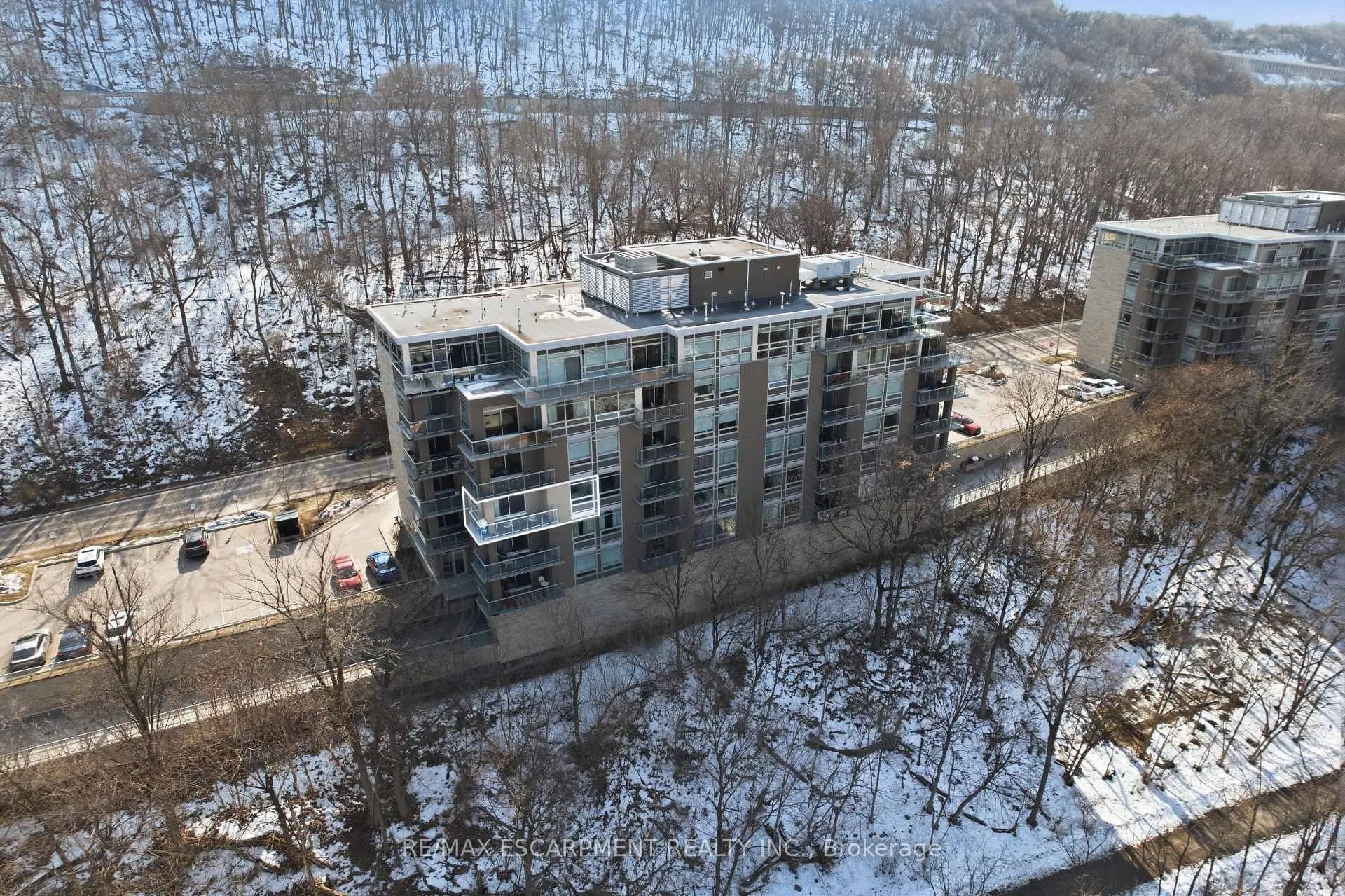Front of Unit 307, 467 Charlton Avenue E