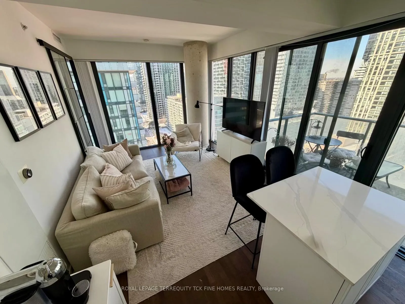 Photo 2 of Unit 1803, 185 Roehampton Avenue, Toronto, Mount Pleasant West — HOMEH