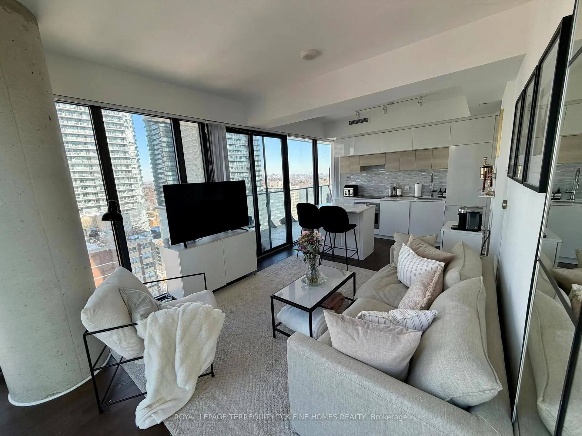 Photo 6 of Unit 1803, 185 Roehampton Avenue, Toronto, Mount Pleasant West — HOMEH