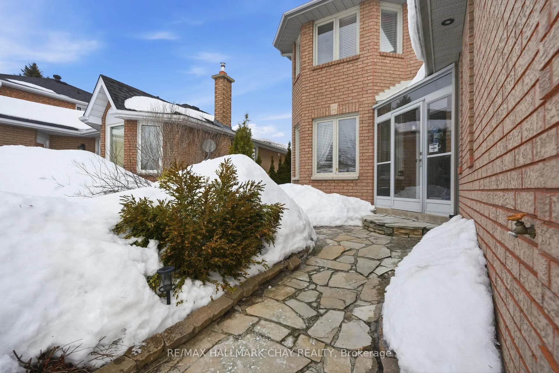 Photo 2 of 9 Grasett Crescent, Barrie, West Bayfield — HOMEH