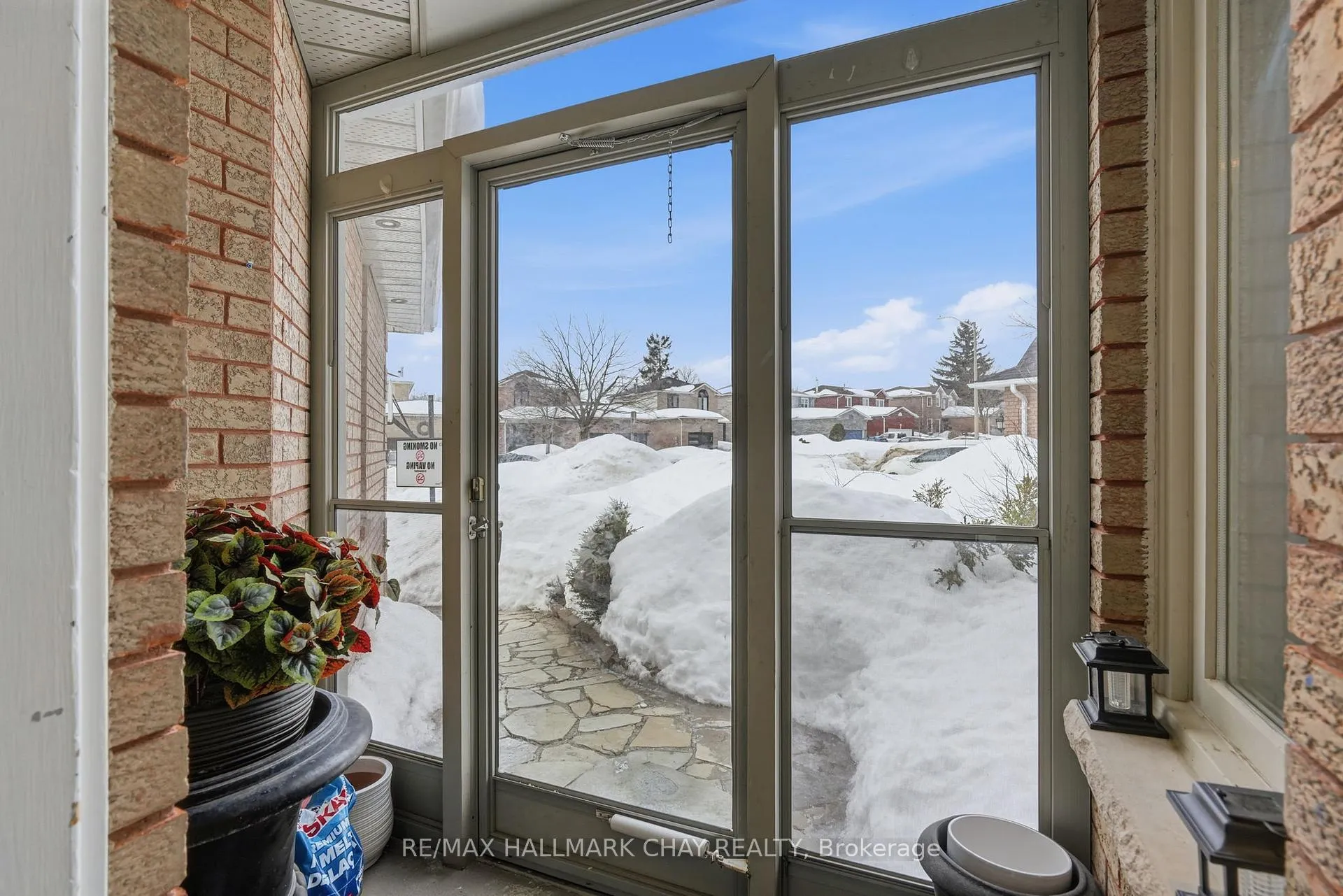 Photo 3 of 9 Grasett Crescent, Barrie, West Bayfield — HOMEH