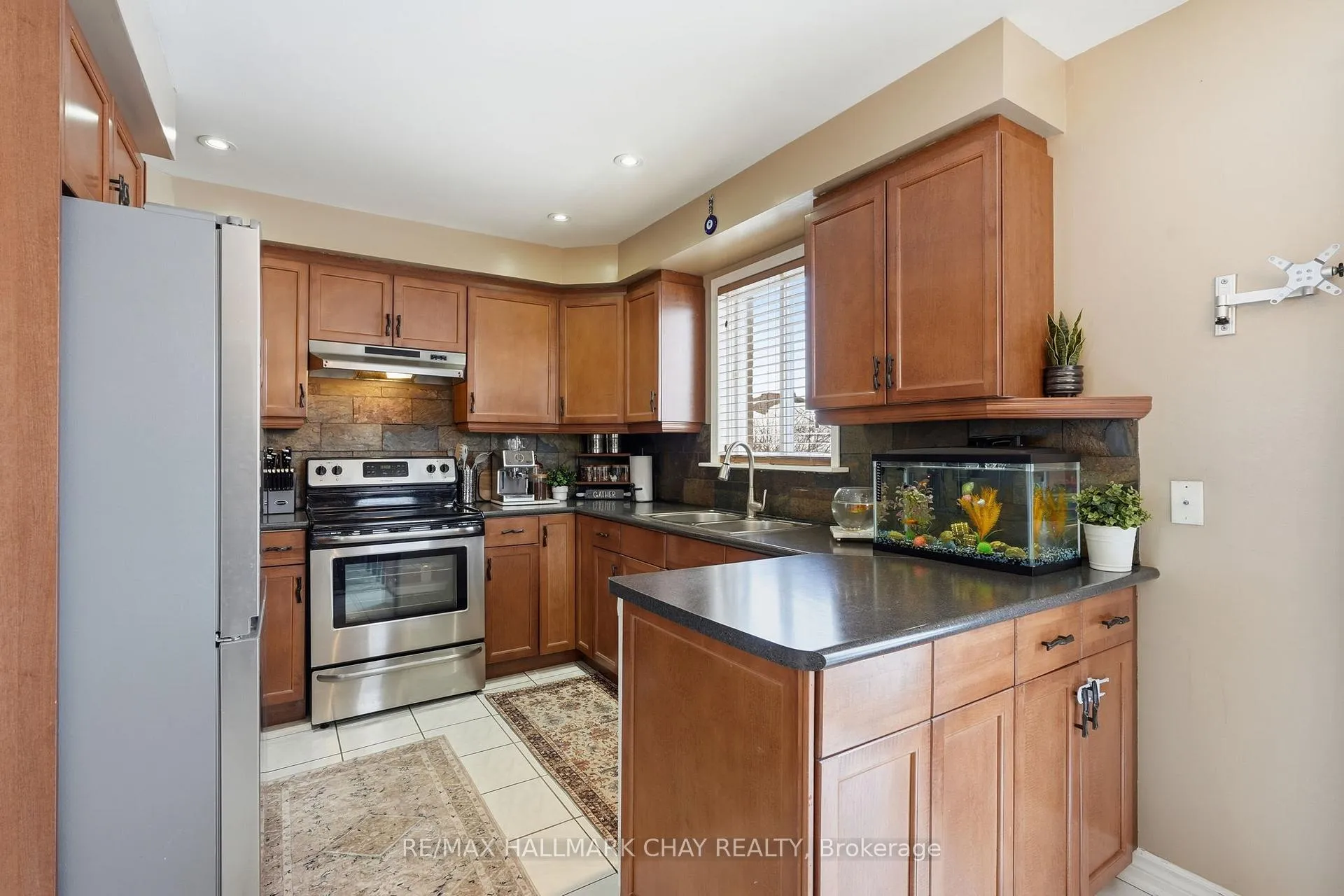 Photo 10 of 9 Grasett Crescent, Barrie, West Bayfield — HOMEH