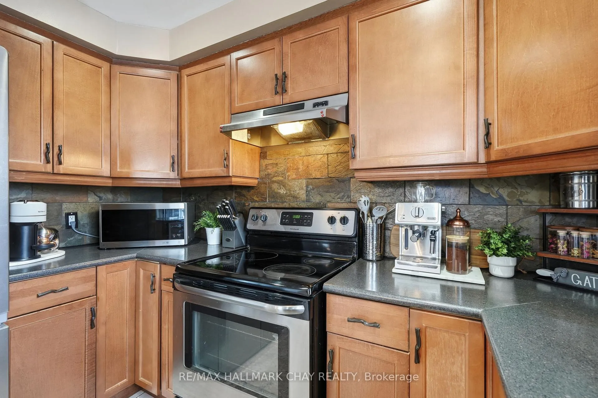 Photo 13 of 9 Grasett Crescent, Barrie, West Bayfield — HOMEH