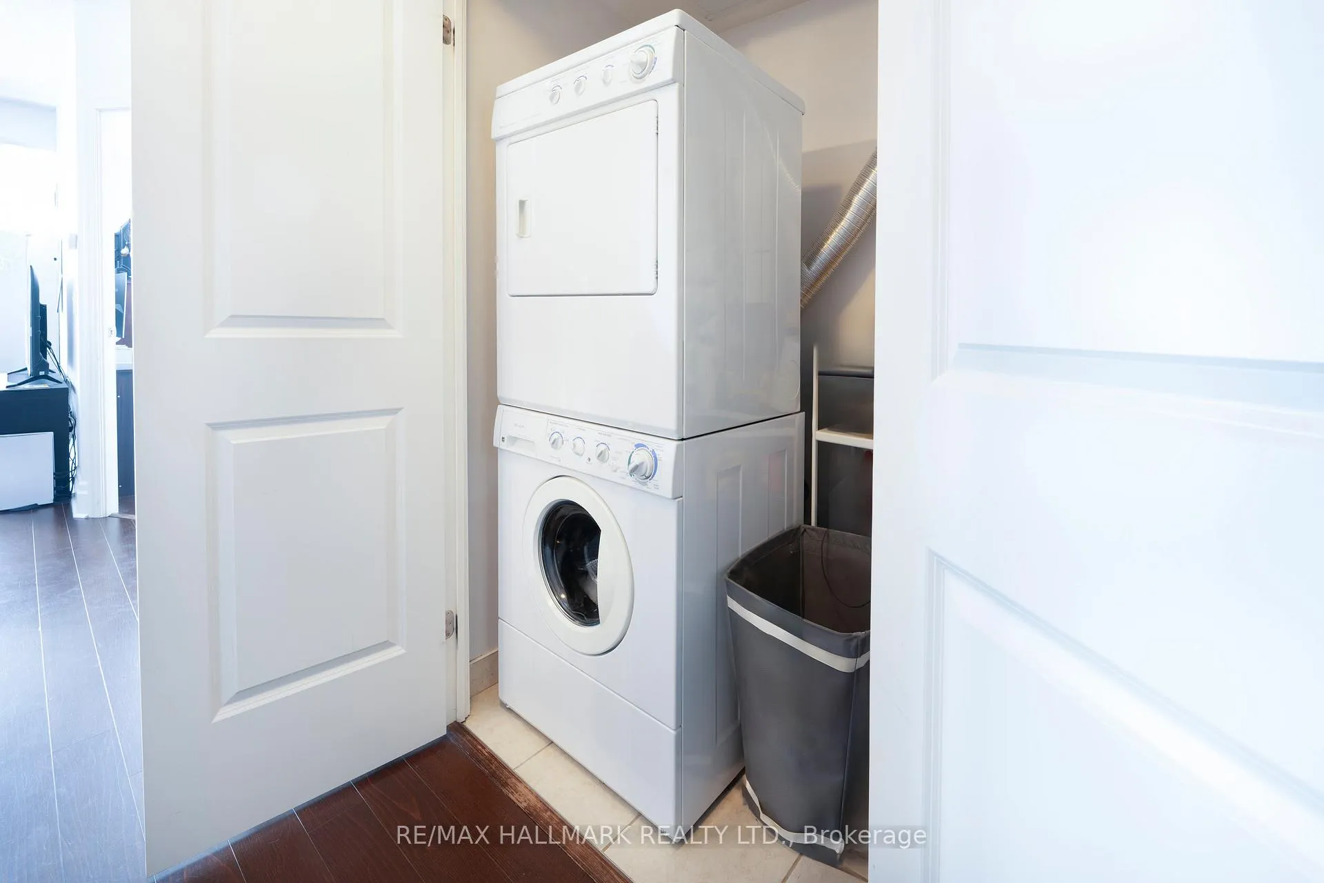 Photo 6 of Unit 803, 131 Upper Duke Crescent, Markham, Unionville — HOMEH