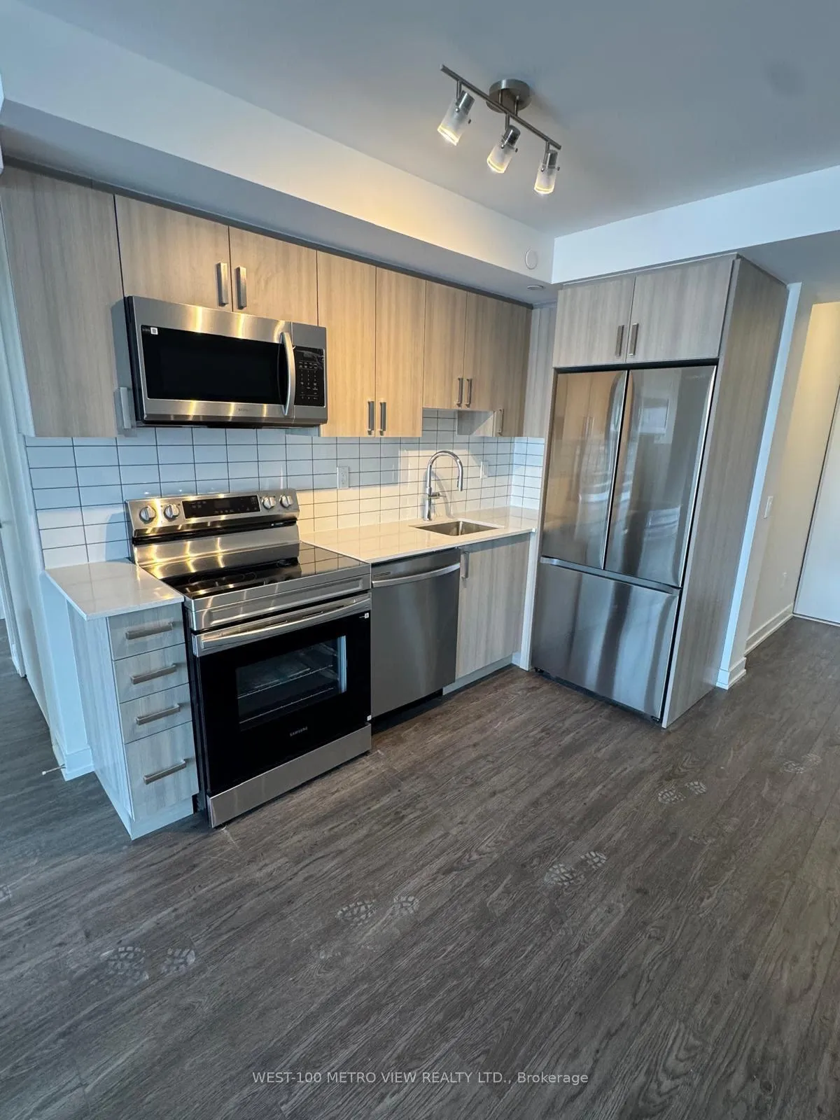 Photo 4 of Unit 1002, 1010 Sandy Beach Road, Pickering, Bay Ridges — HOMEH