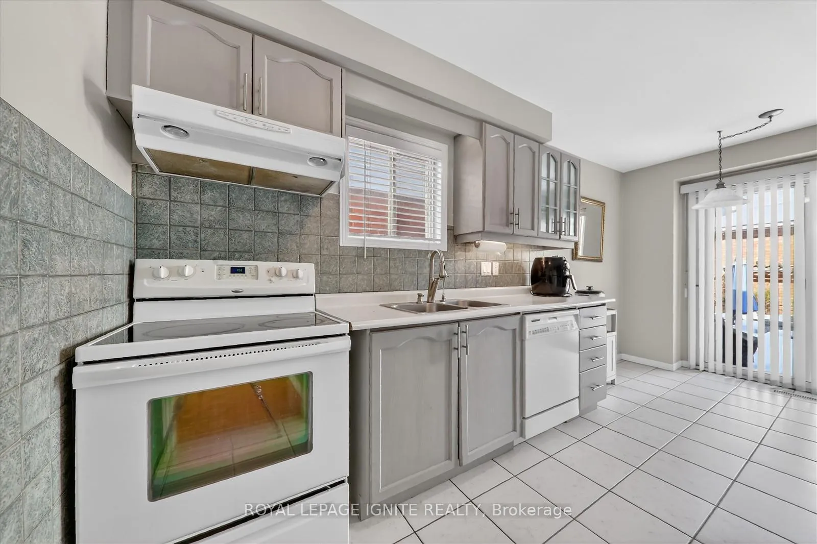 Photo 5 of 136 Chipmunk Crescent, Brampton, Sandringham-Wellington — HOMEH