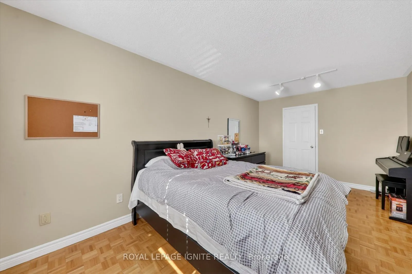 Photo 12 of 136 Chipmunk Crescent, Brampton, Sandringham-Wellington — HOMEH