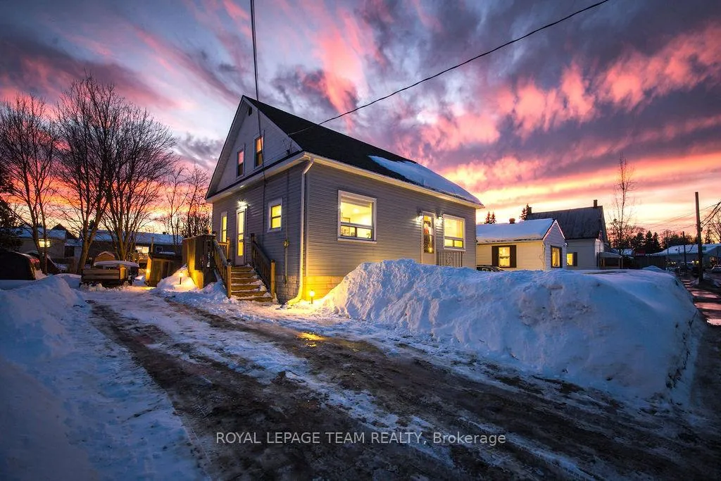 Front of 1120 Pembroke Street W