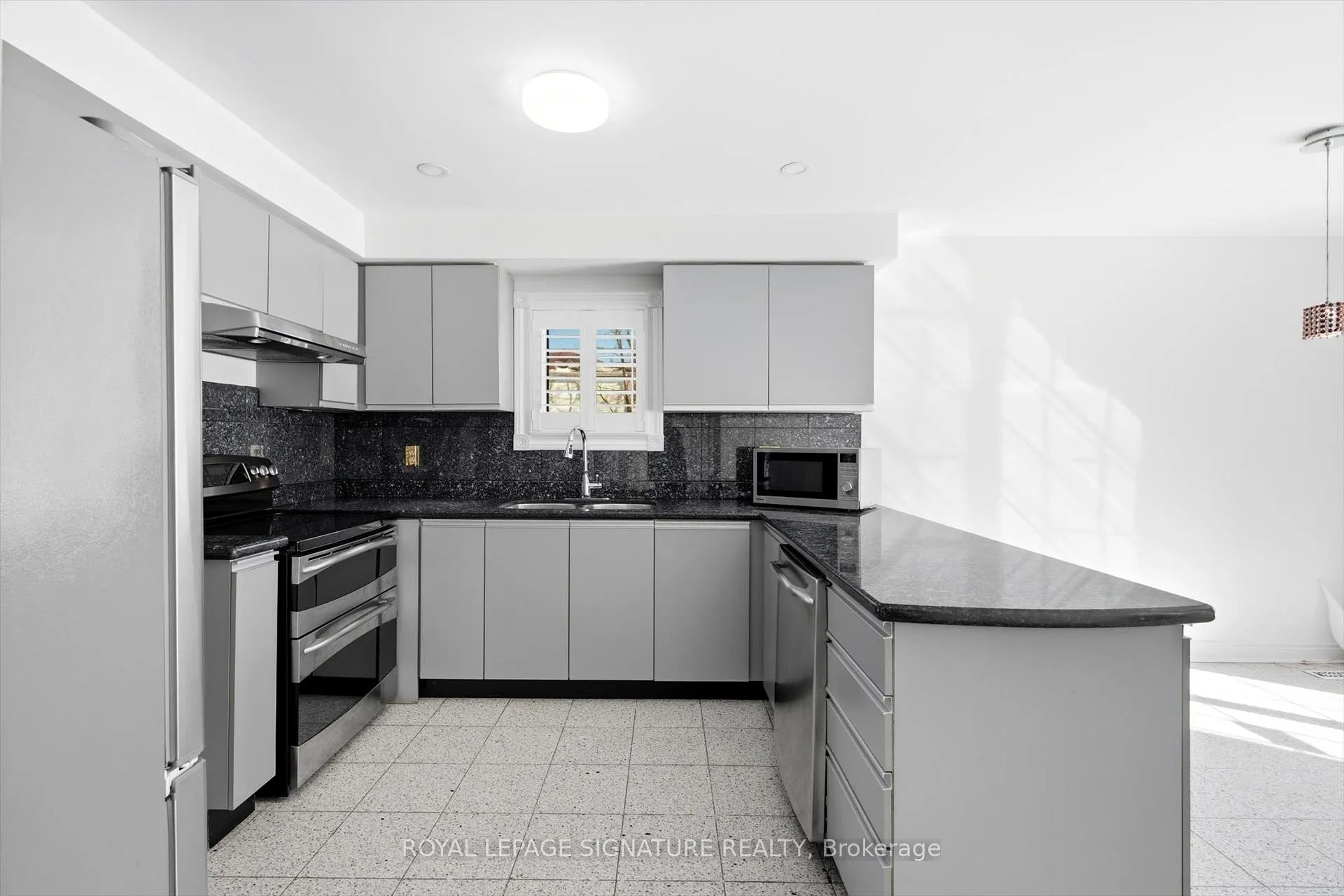Photo 5 of 81 Parkside Drive, Brampton, Brampton South — HOMEH