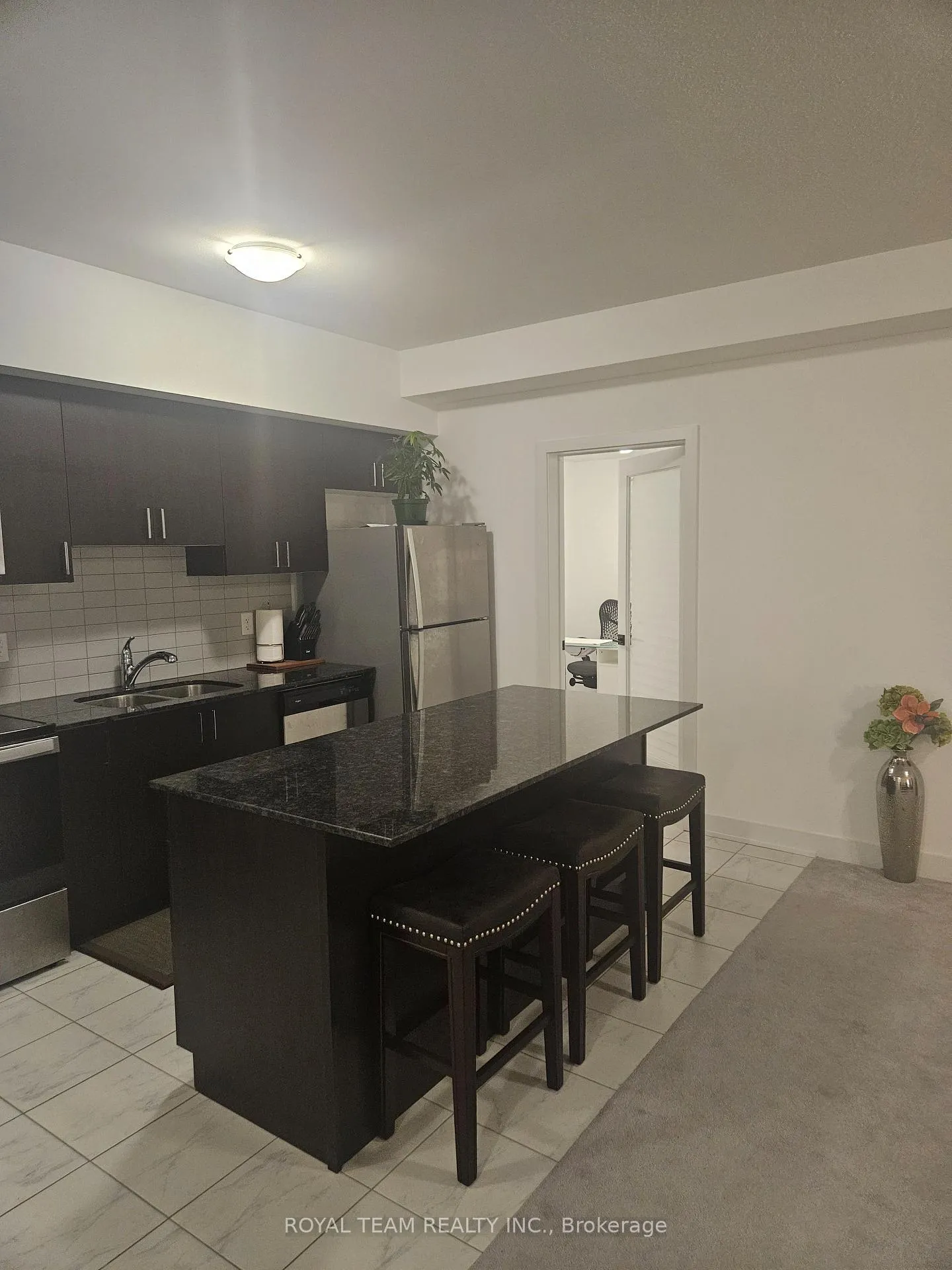 Photo 3 of Unit 405, 6 Spice Way, Barrie, Rural Barrie Southeast — HOMEH