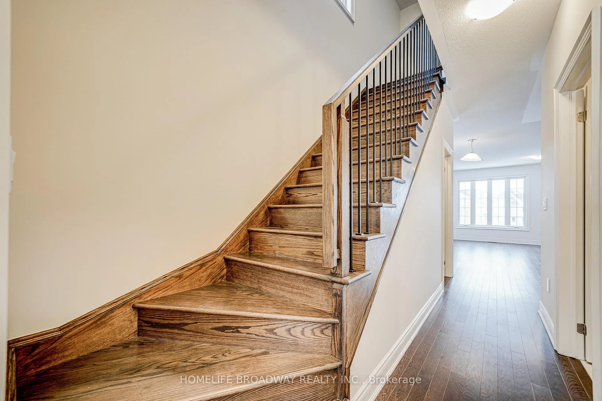 Photo 3 of 30 Tremoy Road, East Gwillimbury, Holland Landing — HOMEH