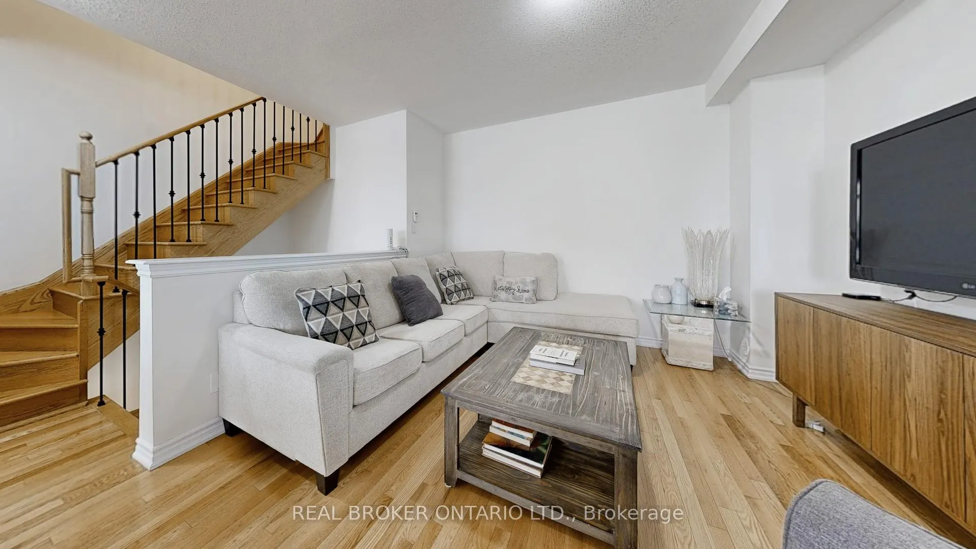 Photo 4 of 17 Blackpool Lane, East Gwillimbury, Queensville — HOMEH