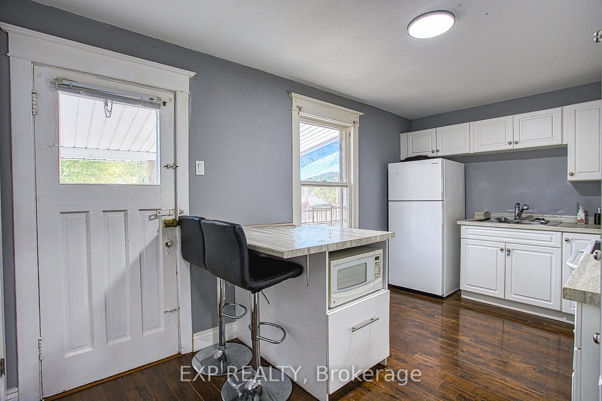 Photo 13 of 118 Garside Avenue N, Hamilton, Homeside — HOMEH