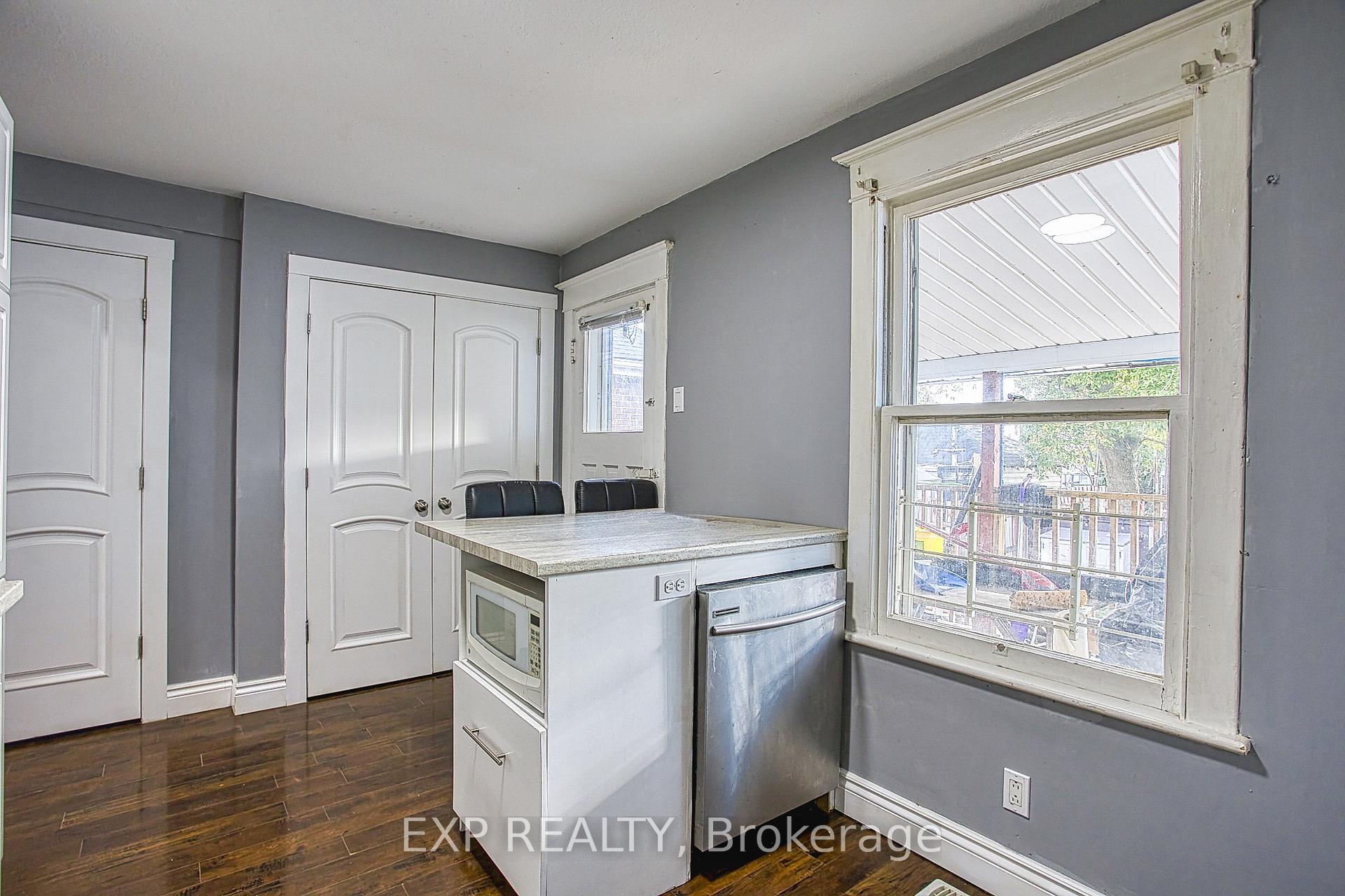 Photo 16 of 118 Garside Avenue N, Hamilton, Homeside — HOMEH