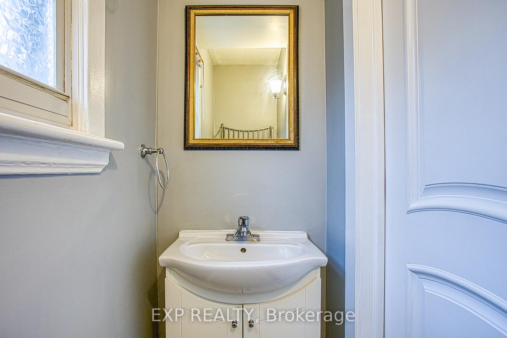 Photo 18 of 118 Garside Avenue N, Hamilton, Homeside — HOMEH