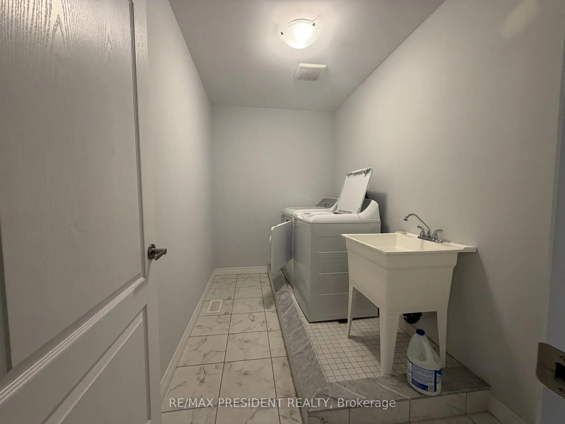 Photo 15 of 32 Zoe Lane, Hamilton, Rural Glanbrook — HOMEH