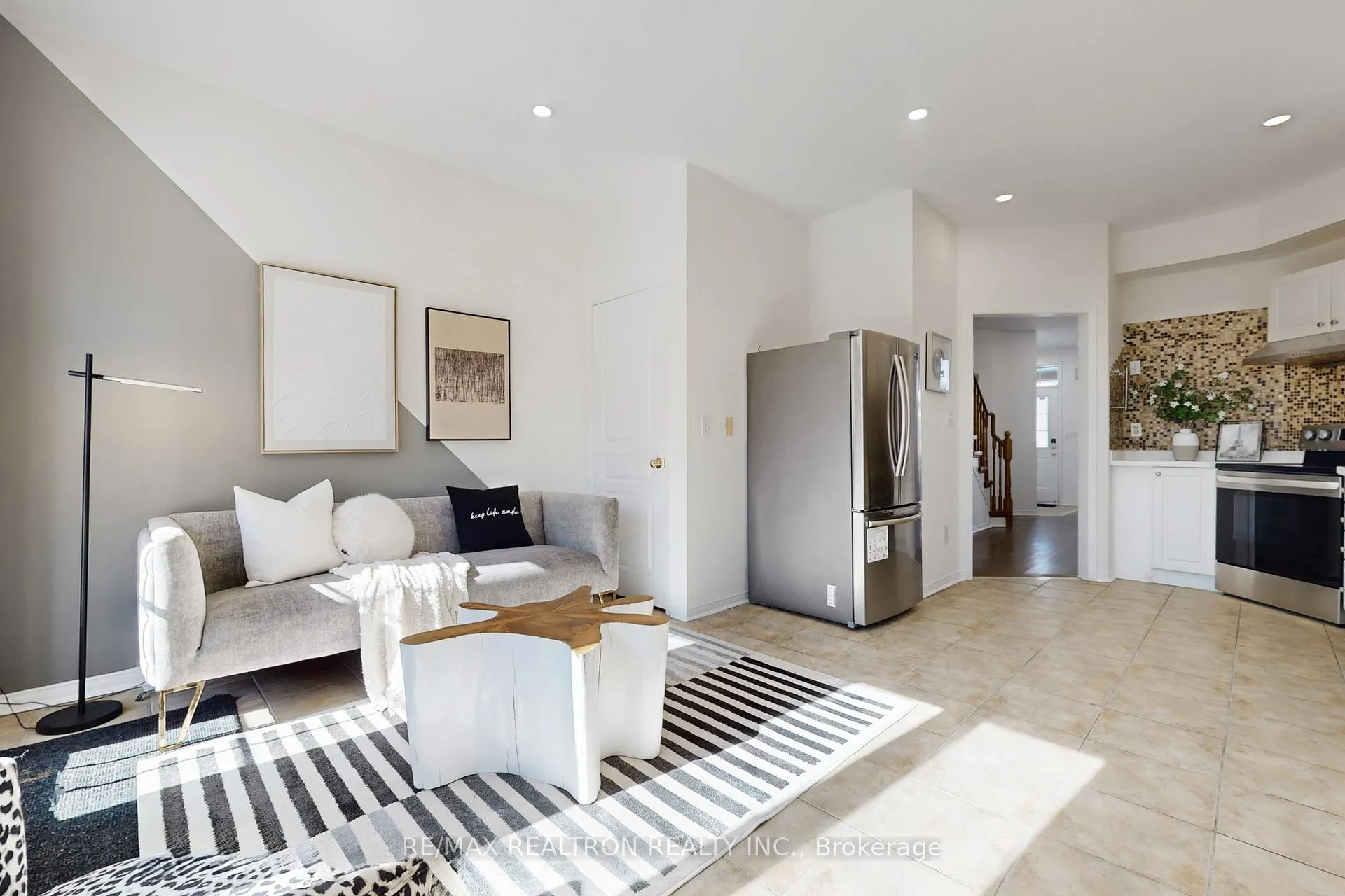 Photo 13 of 49 Rainbow Valley Crescent, Markham, Greensborough — HOMEH