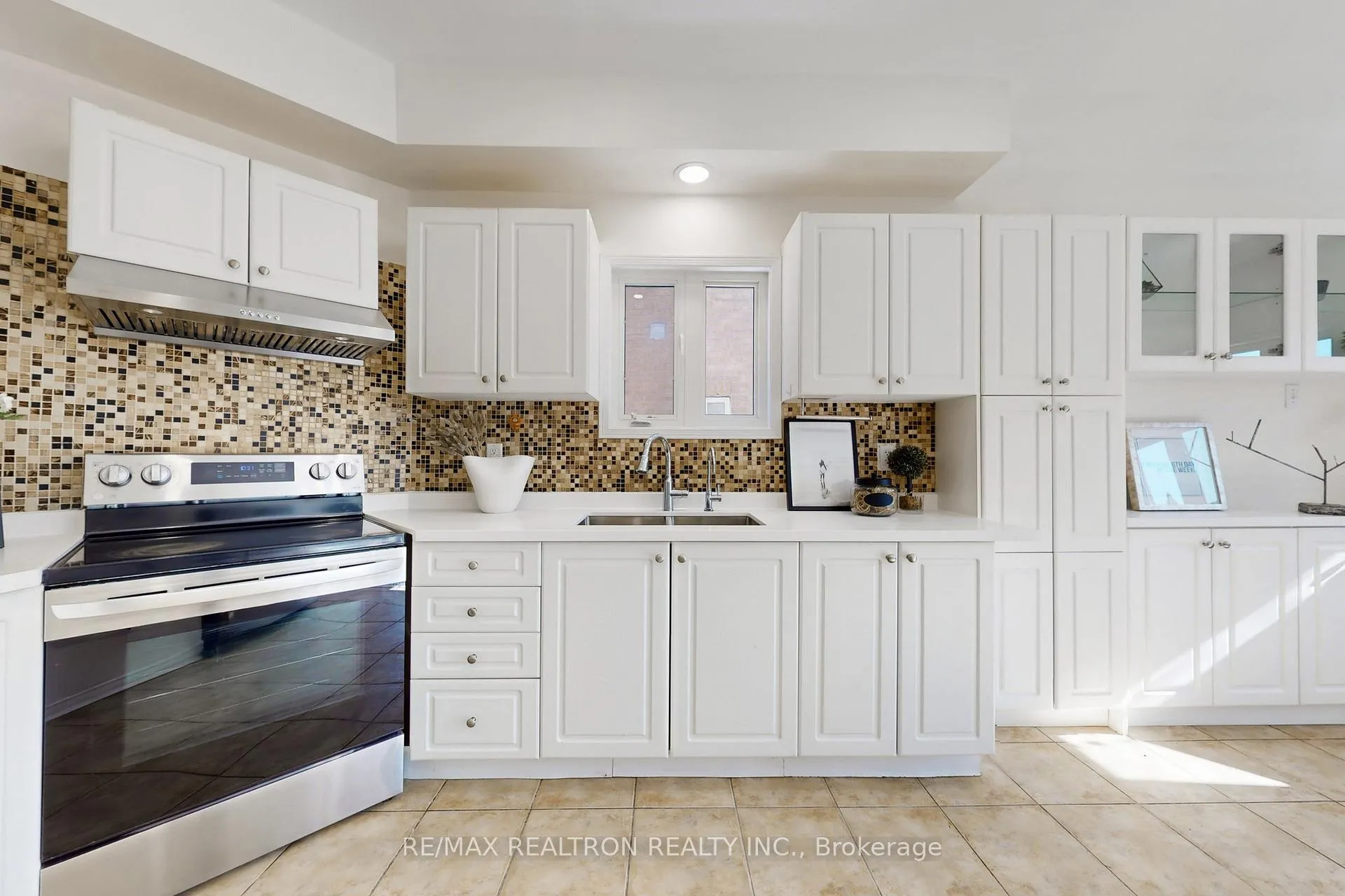 Photo 16 of 49 Rainbow Valley Crescent, Markham, Greensborough — HOMEH