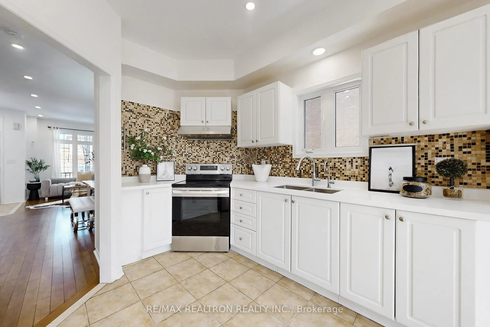 Photo 18 of 49 Rainbow Valley Crescent, Markham, Greensborough — HOMEH