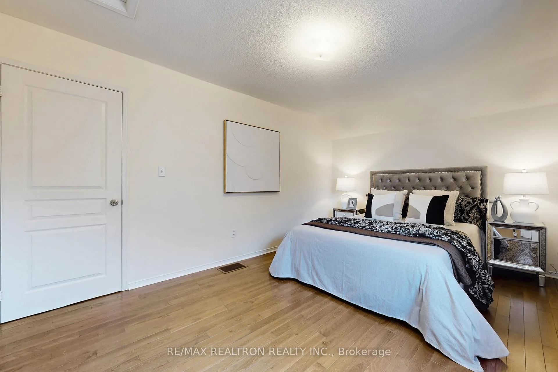 Photo 32 of 49 Rainbow Valley Crescent, Markham, Greensborough — HOMEH