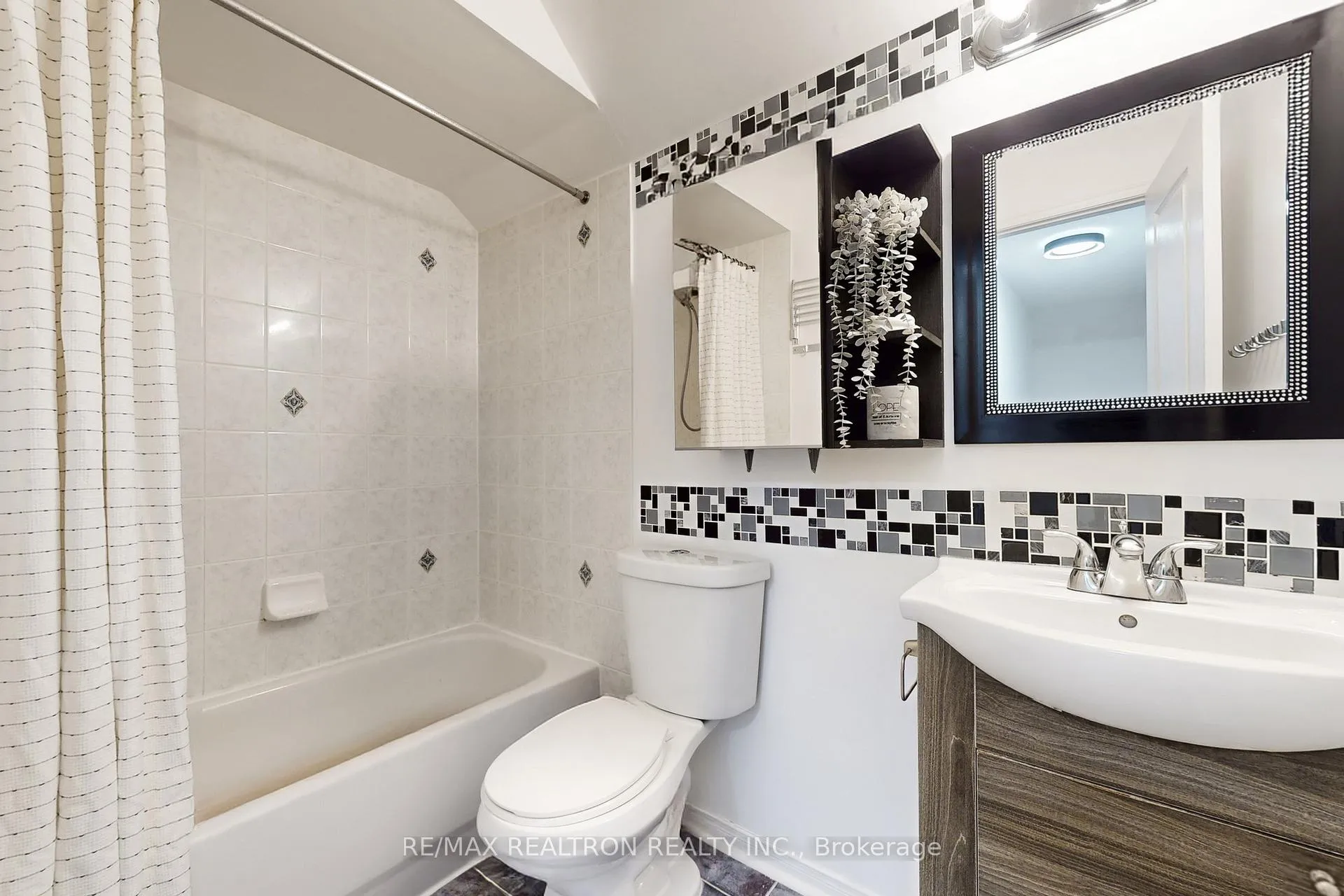 Photo 34 of 49 Rainbow Valley Crescent, Markham, Greensborough — HOMEH