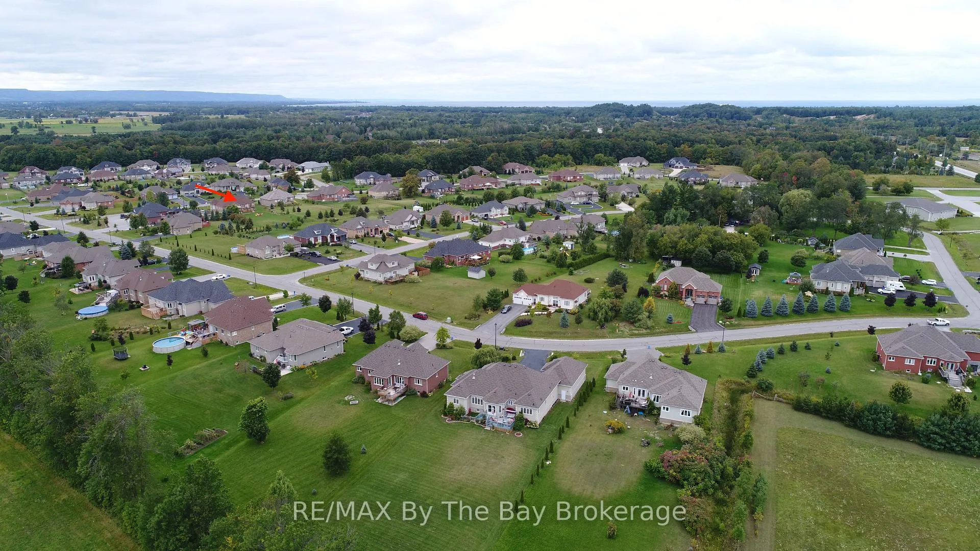 Photo 2 of 37 Walnut Drive, Wasaga Beach — HOMEH