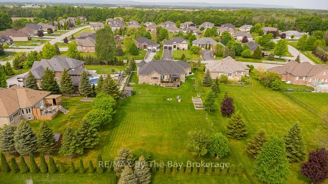 Photo 5 of 37 Walnut Drive, Wasaga Beach — HOMEH