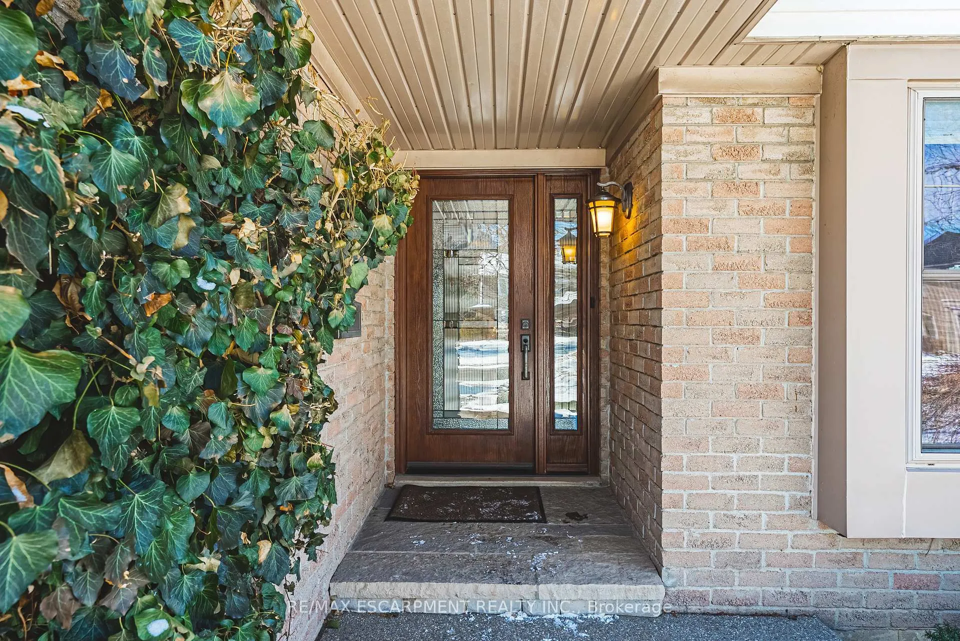 Photo 3 of 577 Tomahawk Crescent, Hamilton, Ancaster — HOMEH